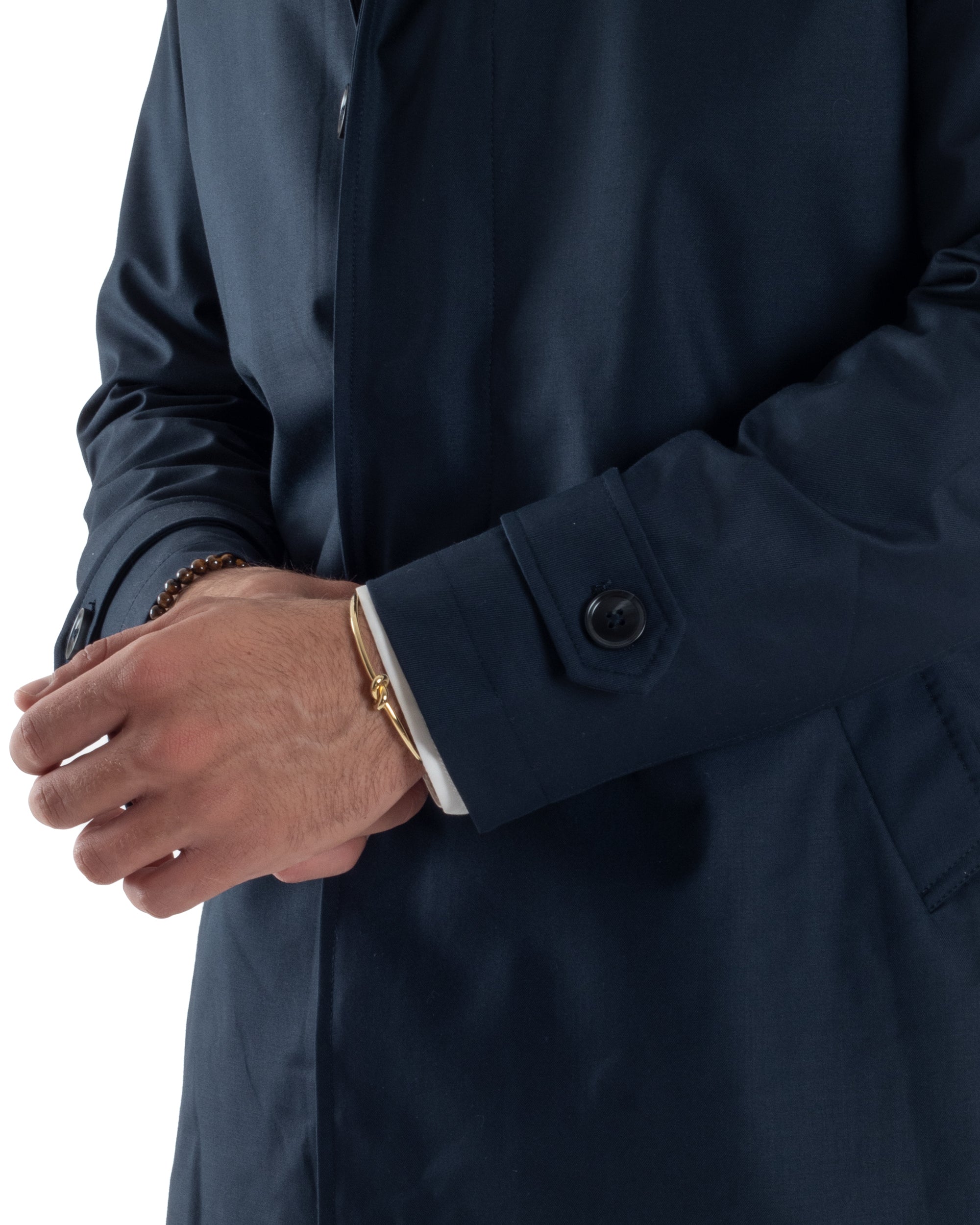 Dettaglio tasche oblique trench uomo blu giacca impermeabile