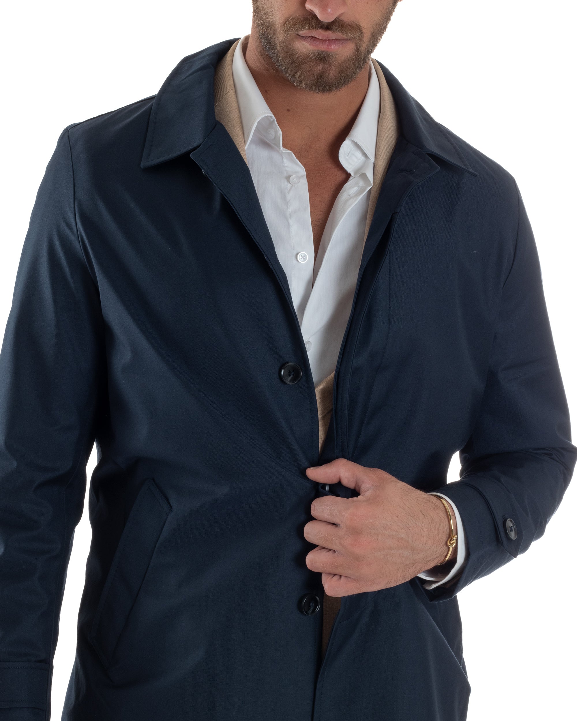 Dettaglio chiusura bottoni trench blu uomo giacca impermeabile no stiro