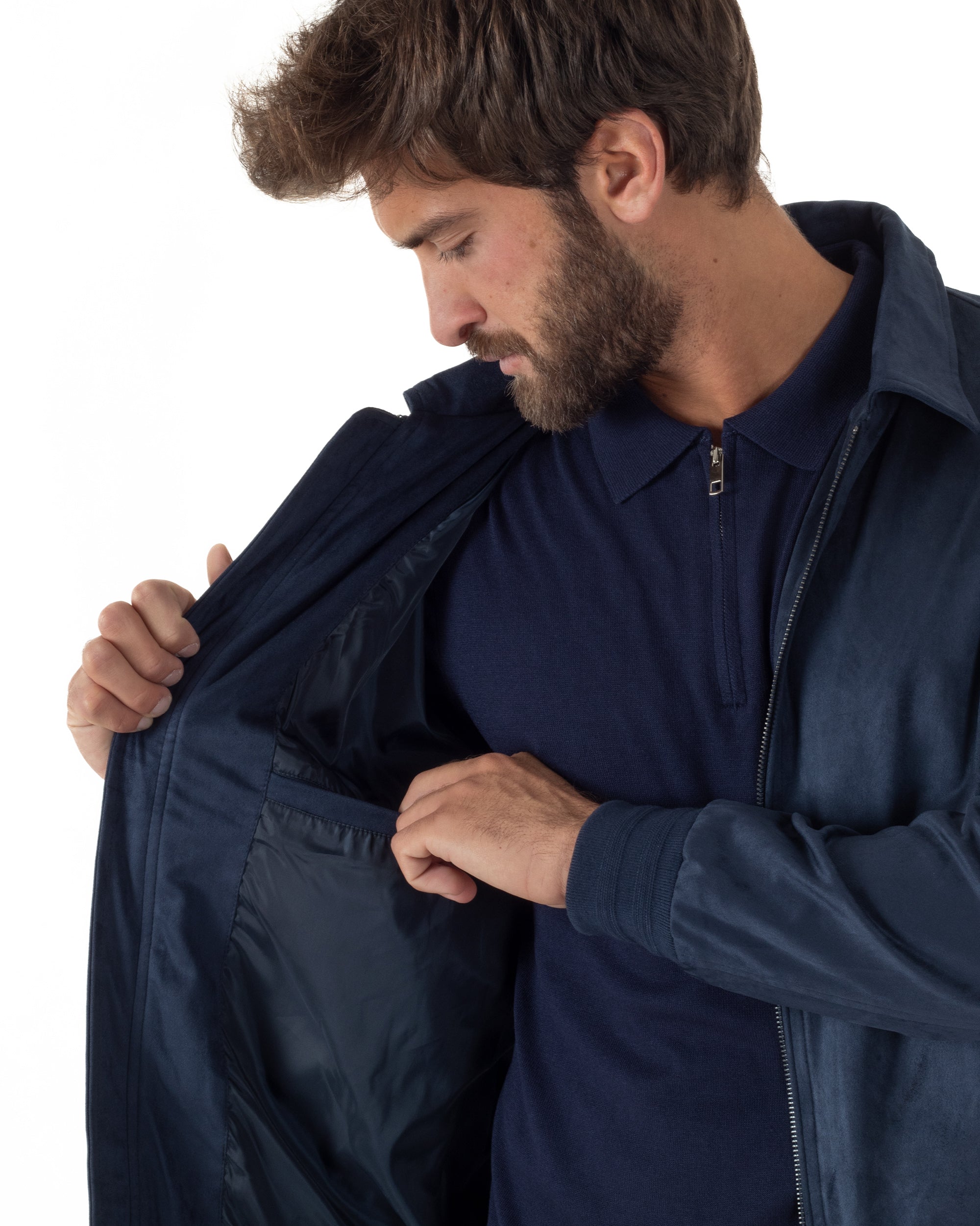 Dettaglio polsini a costina elasticizzata e tasca interna giubbotto blu navy camoscio