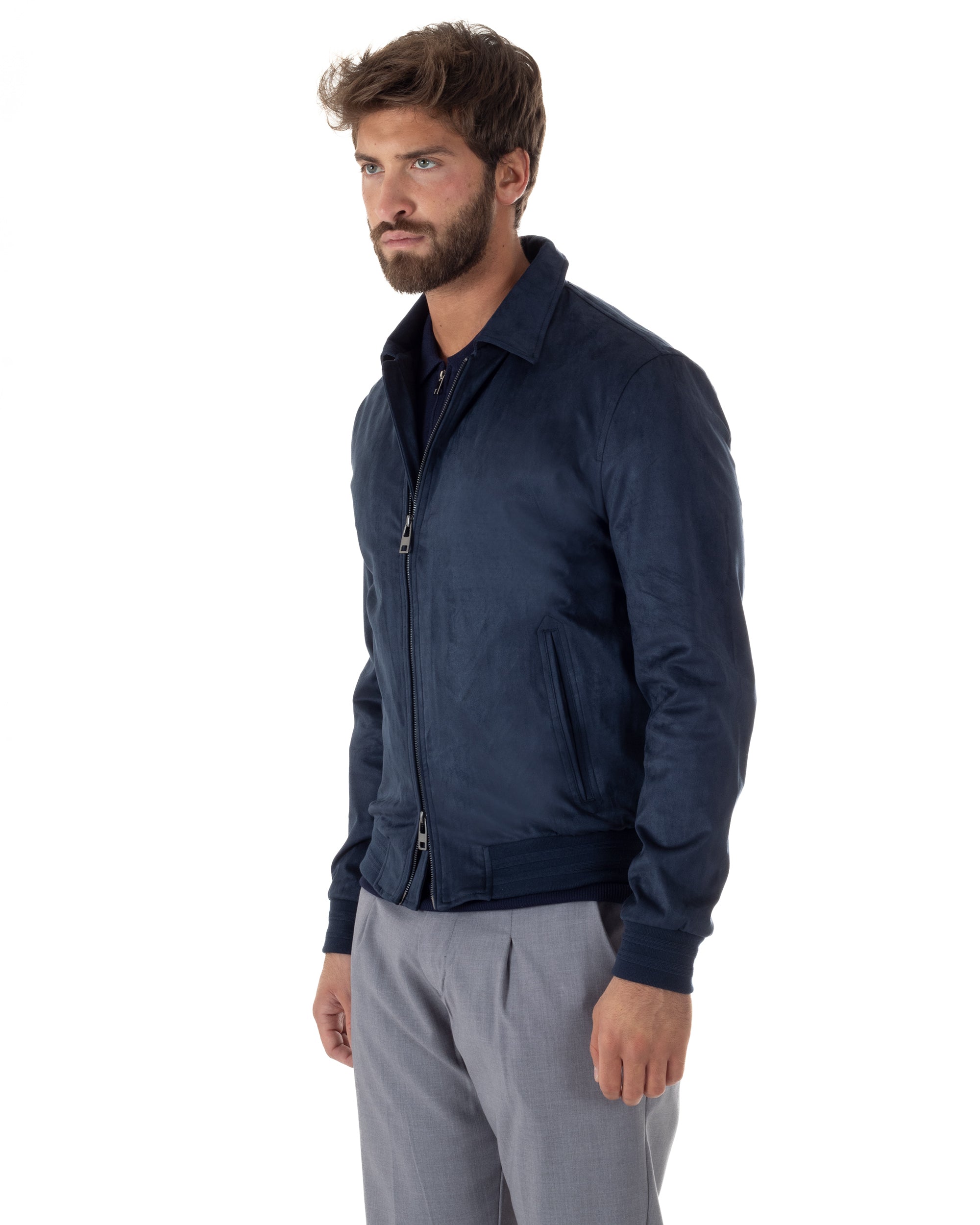 Vista laterale giubbotto uomo blu navy eco camoscio colletto slim fit
