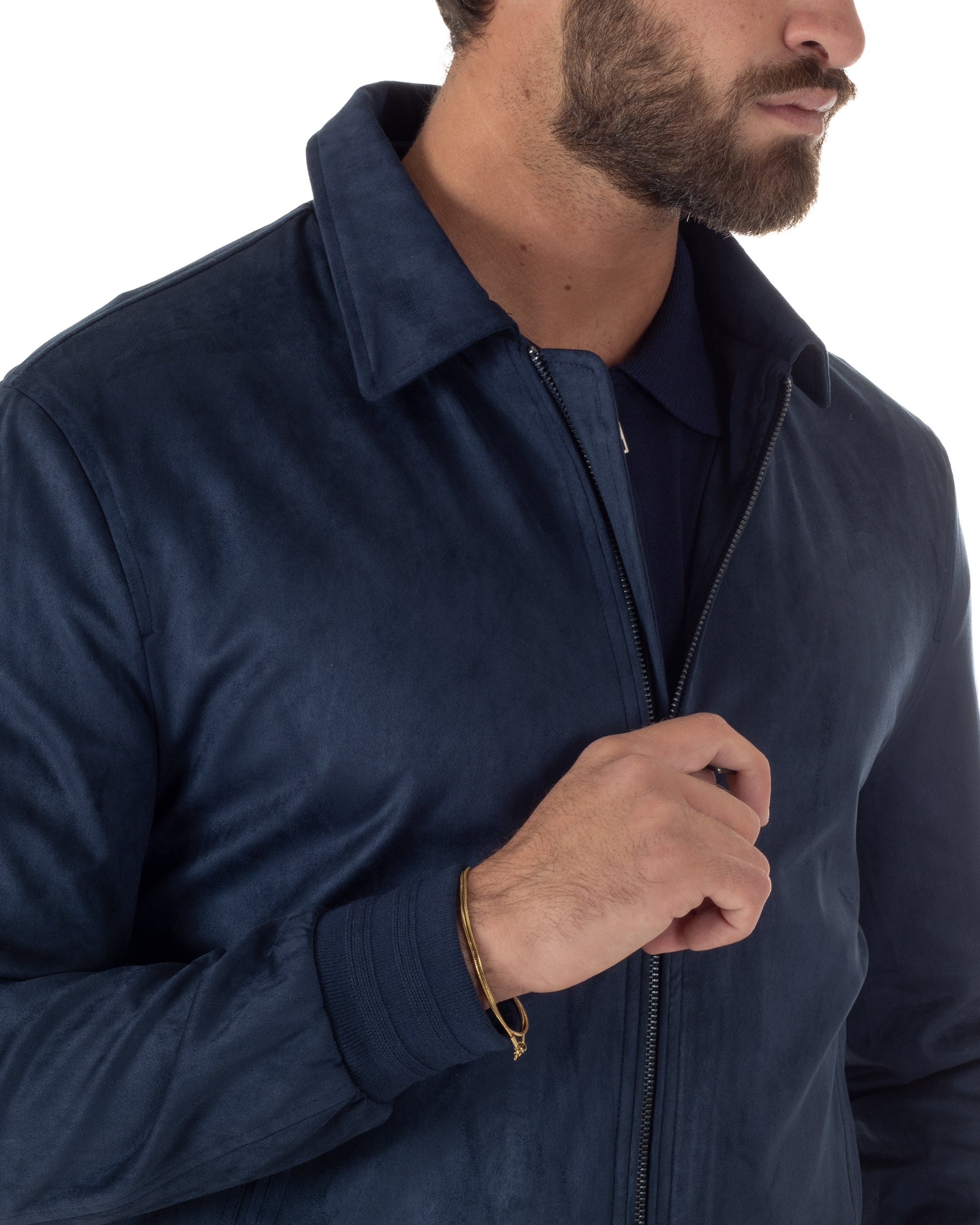 Dettaglio colletto a camicia giubbotto blu navy eco camoscio zip uomo