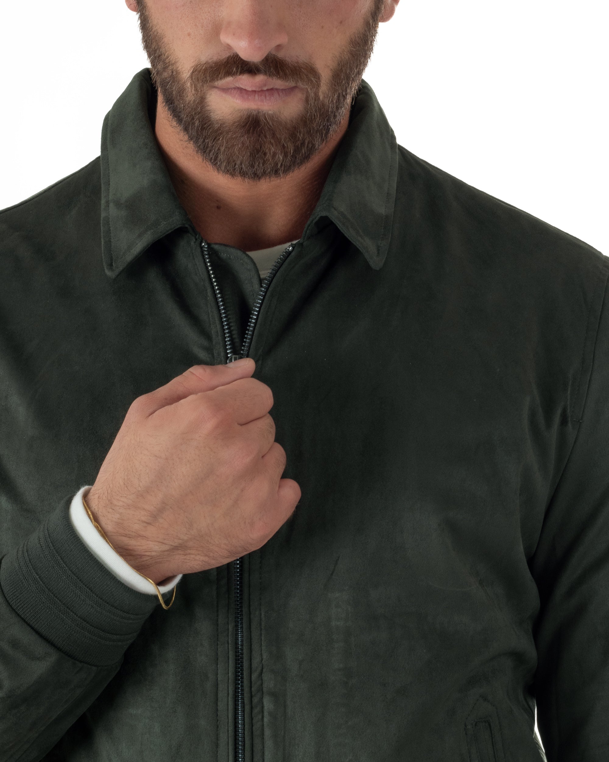 Dettaglio colletto a camicia giubbotto verde militare eco camoscio zip uomo