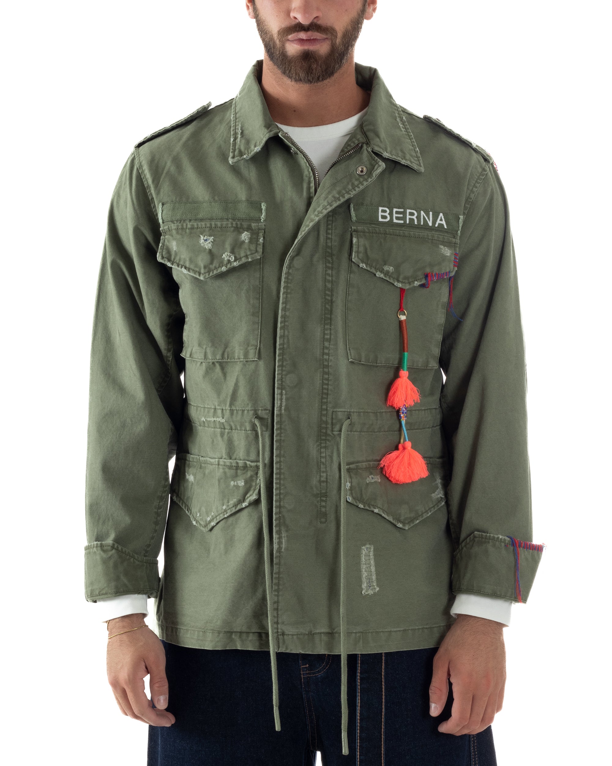 Vista frontale field jacket verde militare destroy con nappine arancioni uomo