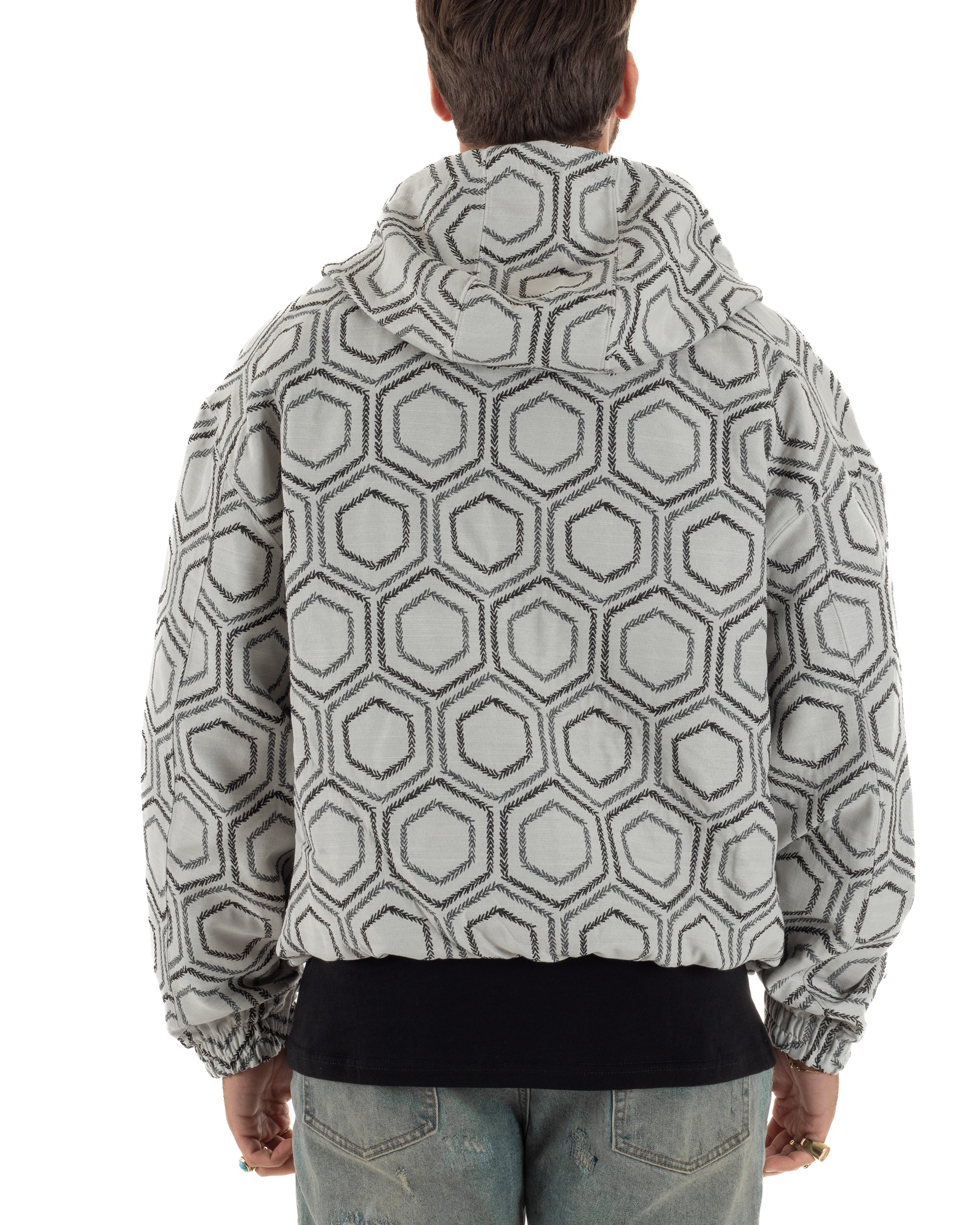 Vista posteriore giacca bomber uomo bianco jacquard esagonale oversize cappuccio