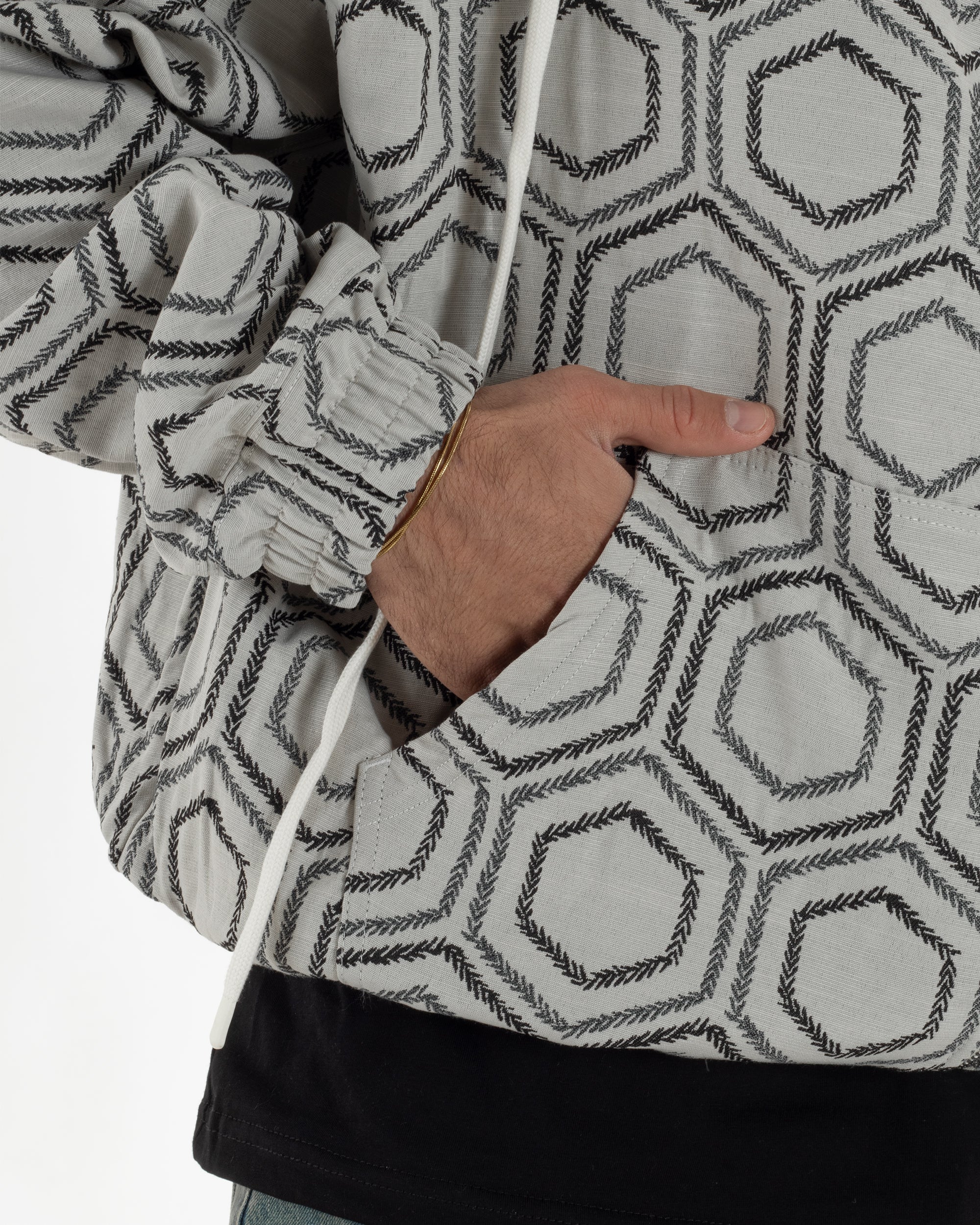 Vista frontale tasca bomber bianco jacquard esagonale fodera grigia uomo