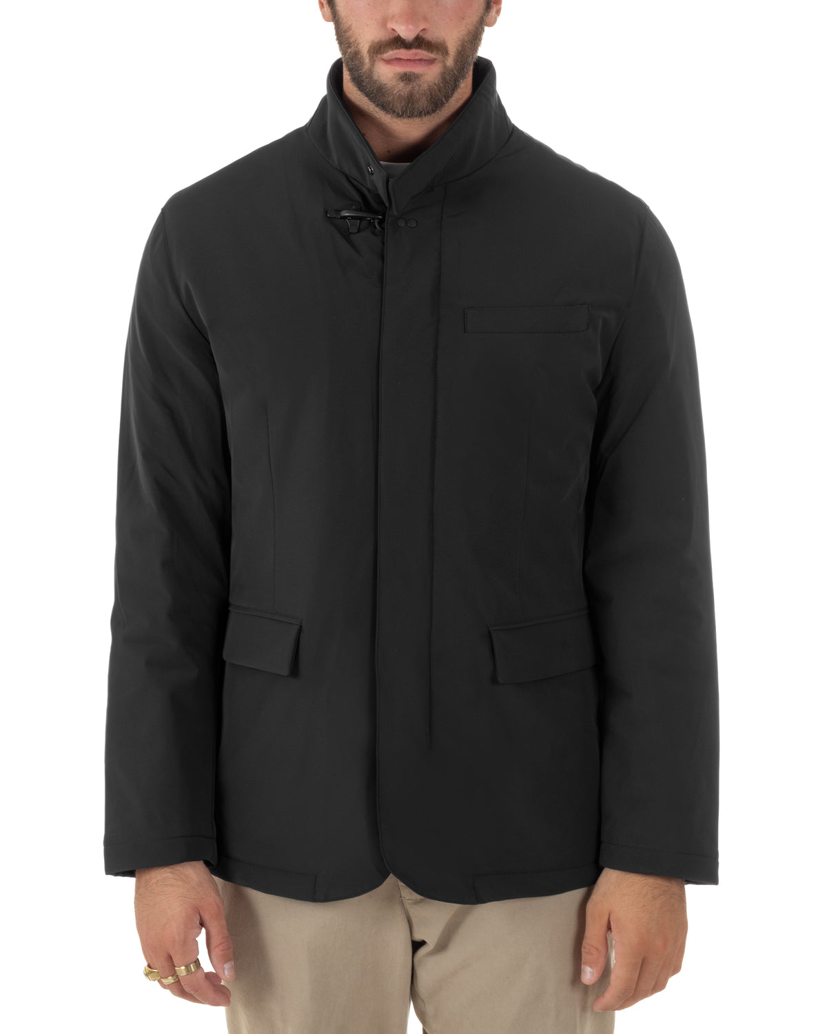 Giubbotto GIOSAL nero regular fit indossato di tre quarti, con collo rialzato e chiusura frontale aperta.