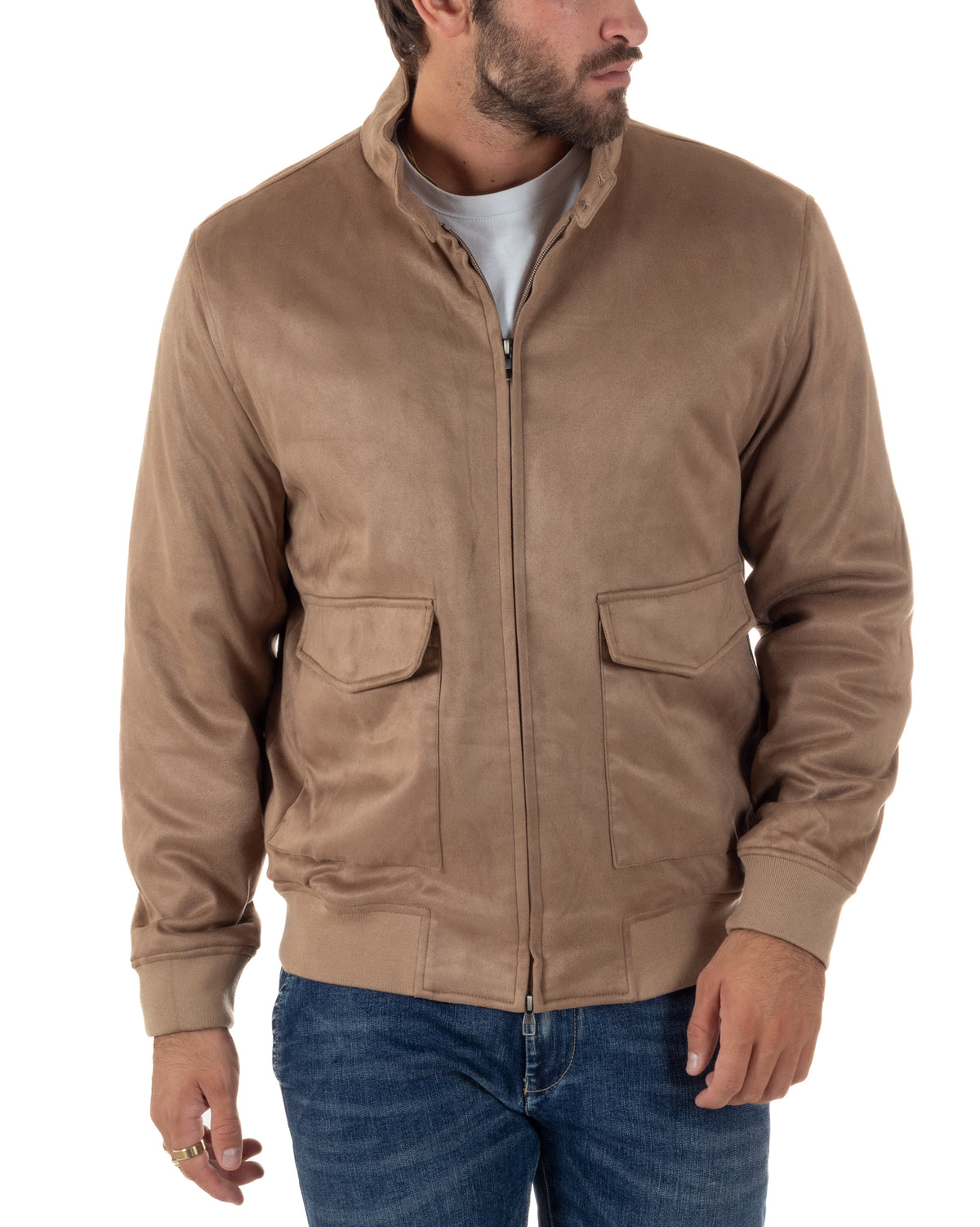 Bomber uomo beige GIOSAL in eco-camoscio, con zip centrale e due ampie tasche applicate con patta.