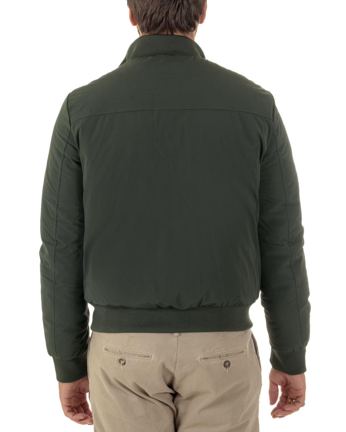 Cucitura orizzontale sulle spalle e fondo elasticizzato del bomber verde GIOSAL, indossato di spalle.