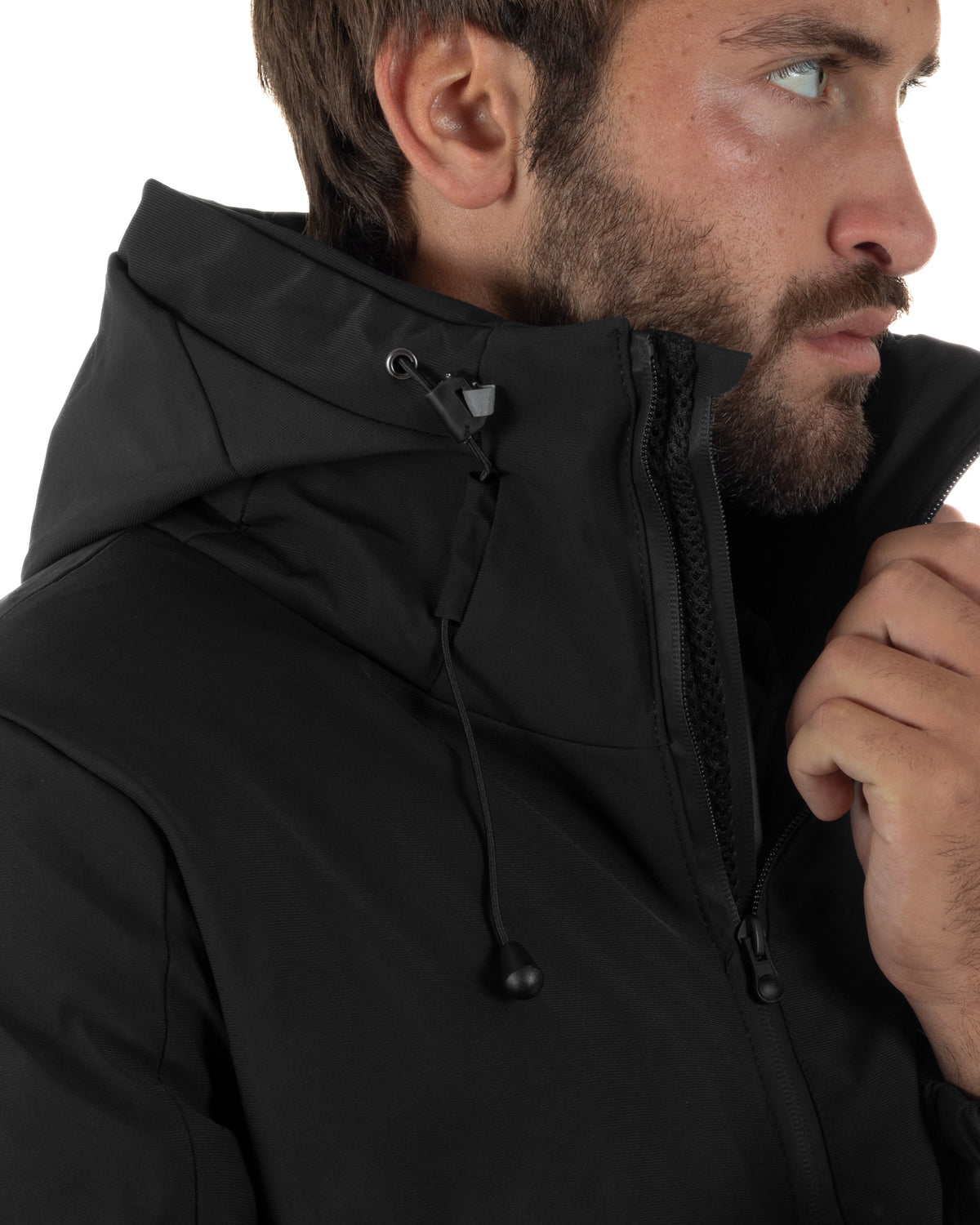 Particolare del collo alto e del cappuccio con coulisse del giubbotto uomo nero GIOSAL.