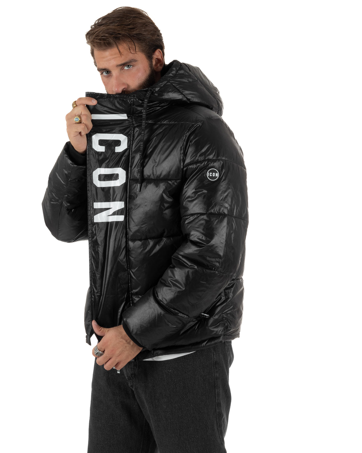 Giubbotto piumino uomo imbottito lucido con cappuccio e maxi logo nero ICON IUJ017