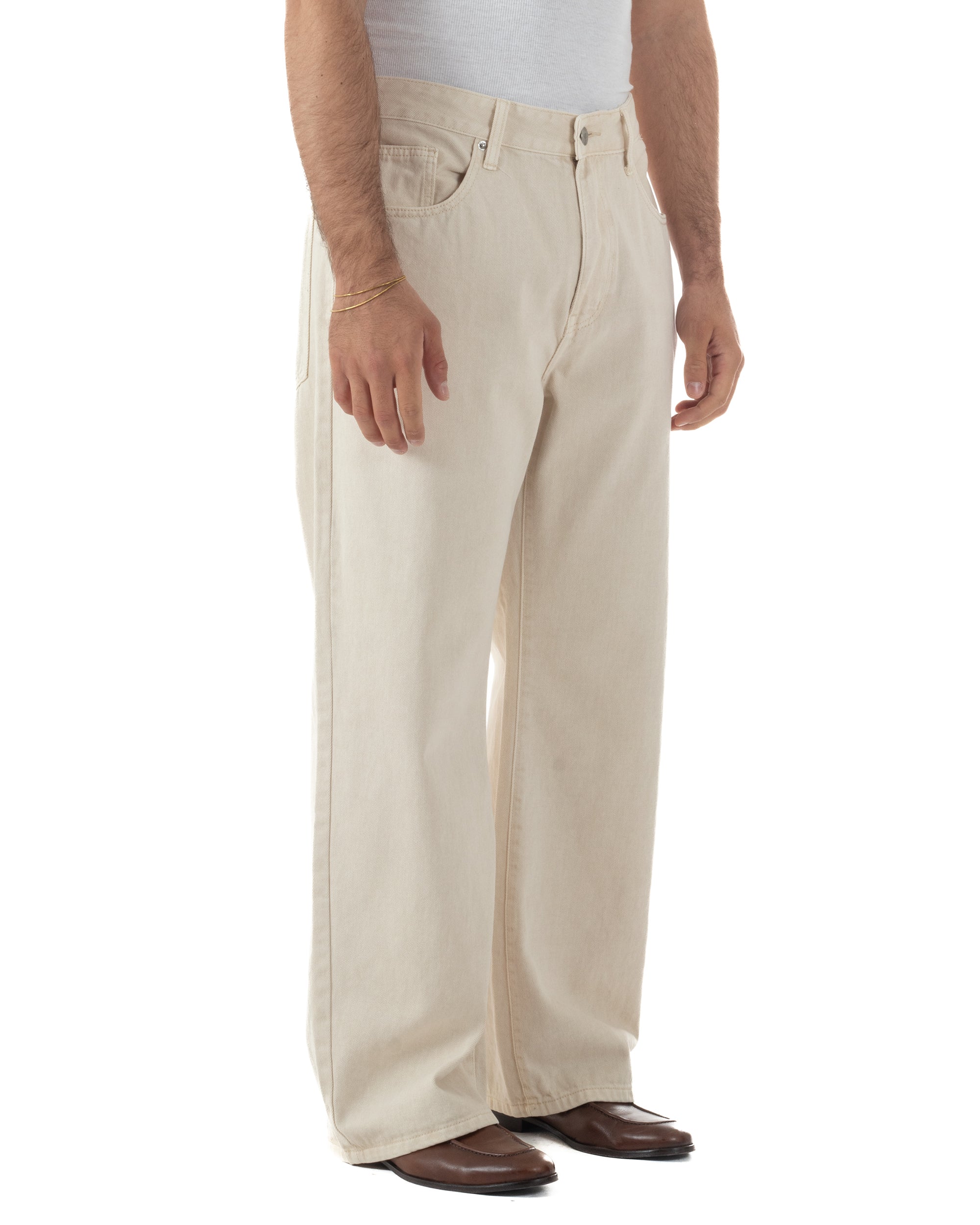 Vista laterale jeans uomo panna baggy fit denim cotone rilassato