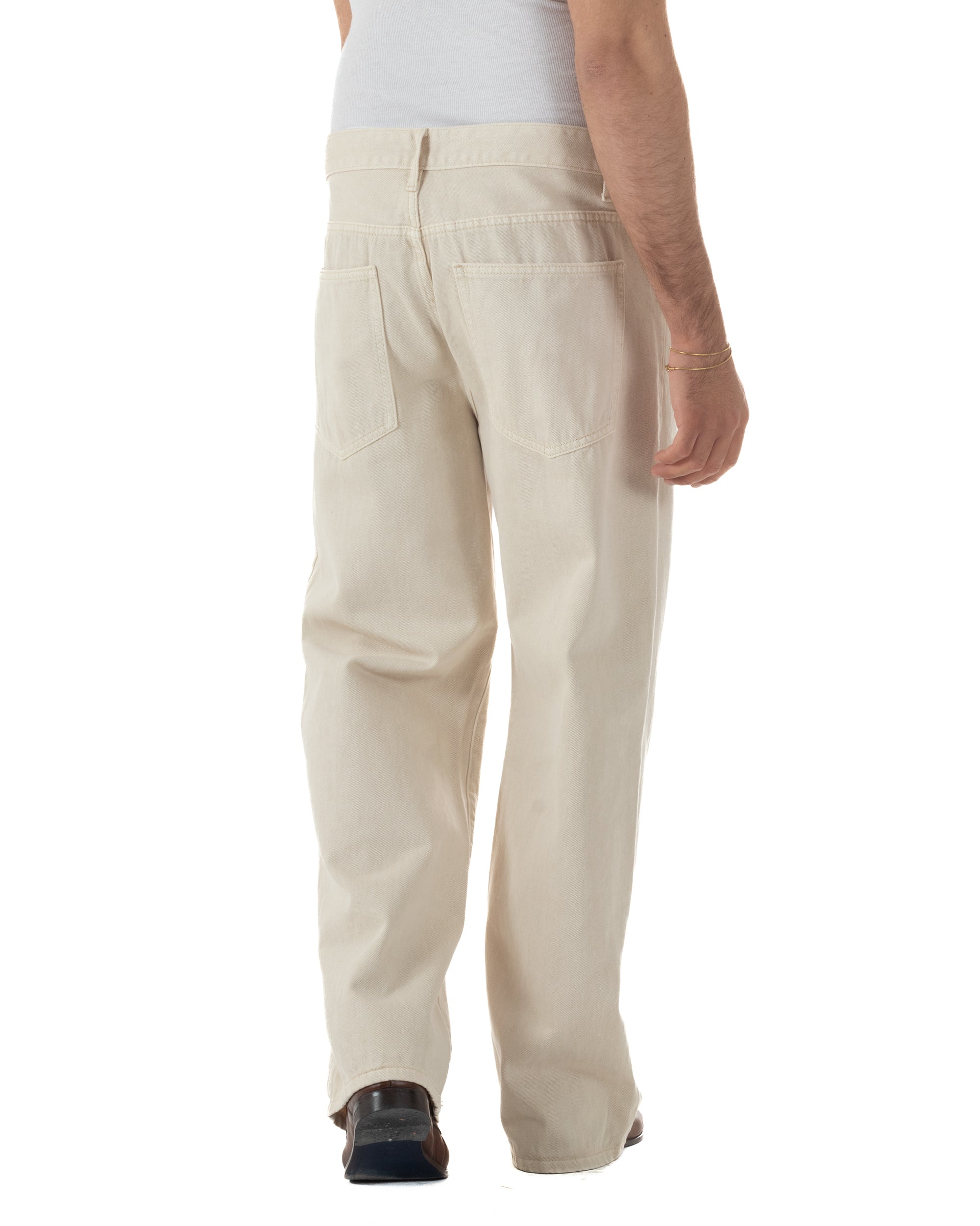 Vista posteriore jeans uomo panna baggy fit cinque tasche denim