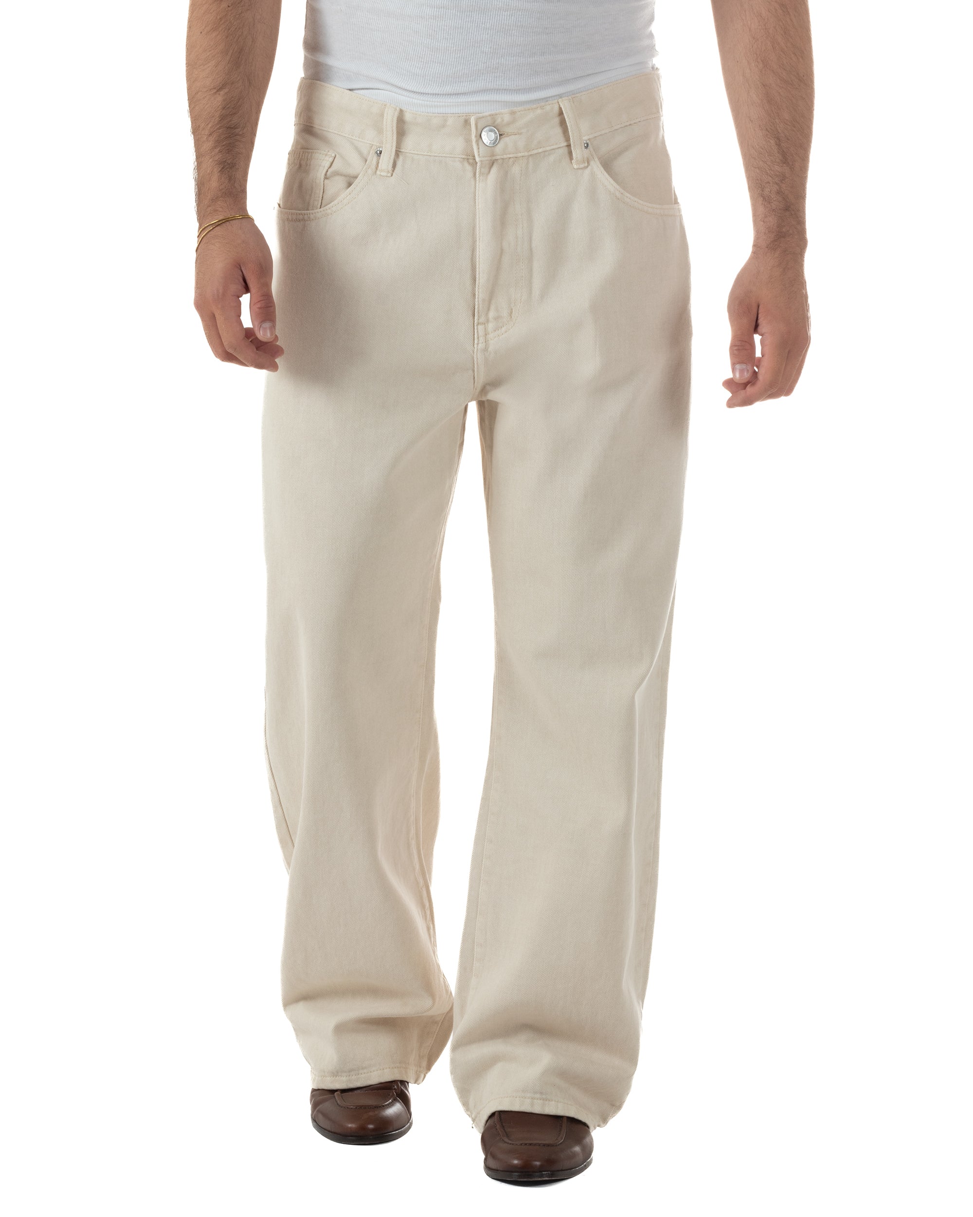 Vista frontale jeans panna baggy fit cinque tasche chiusura bottoni uomo