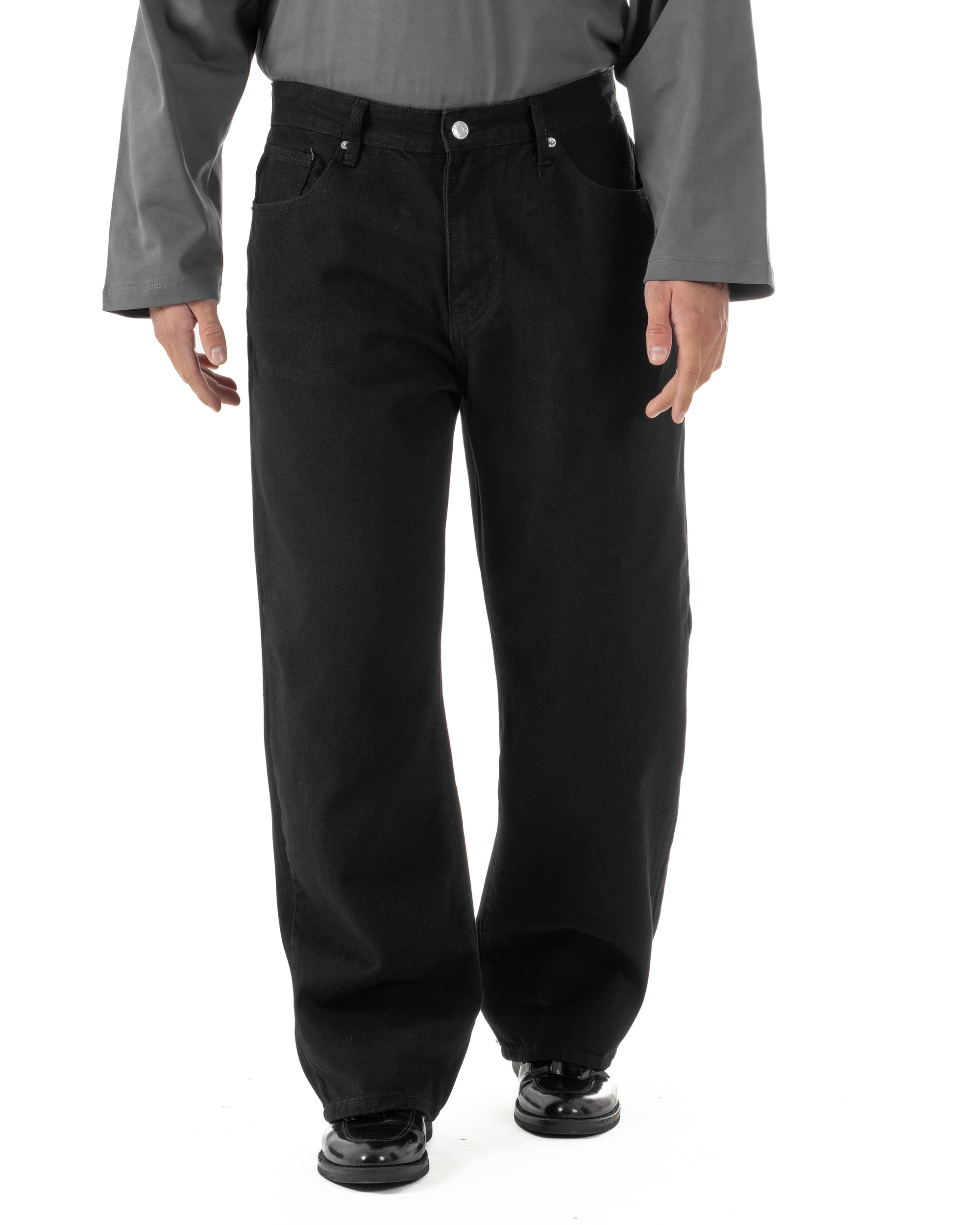 Vista frontale jeans nero baggy fit cinque tasche chiusura bottoni uomo