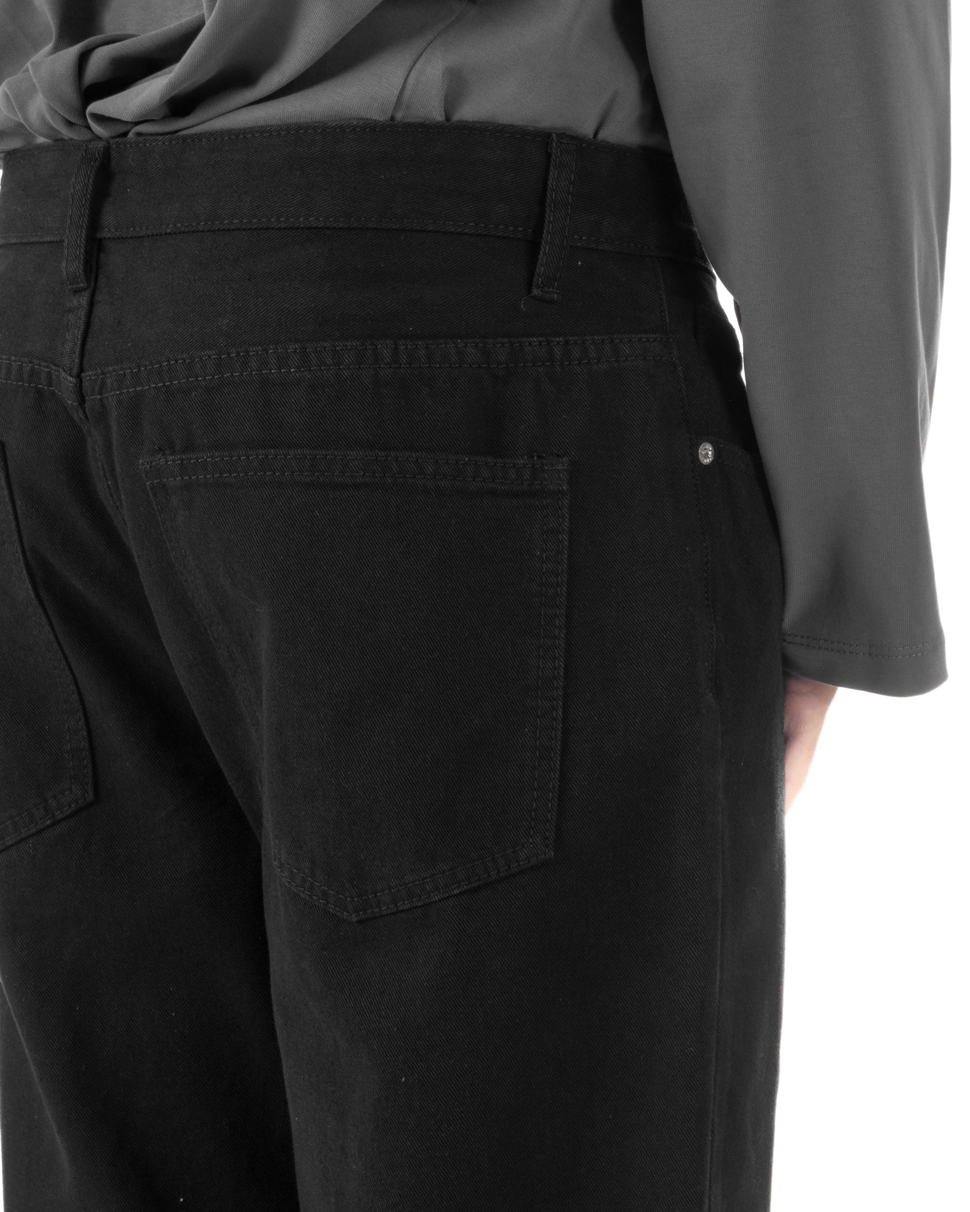 Dettaglio chiusura frontale bottoni jeans nero baggy fit cotone