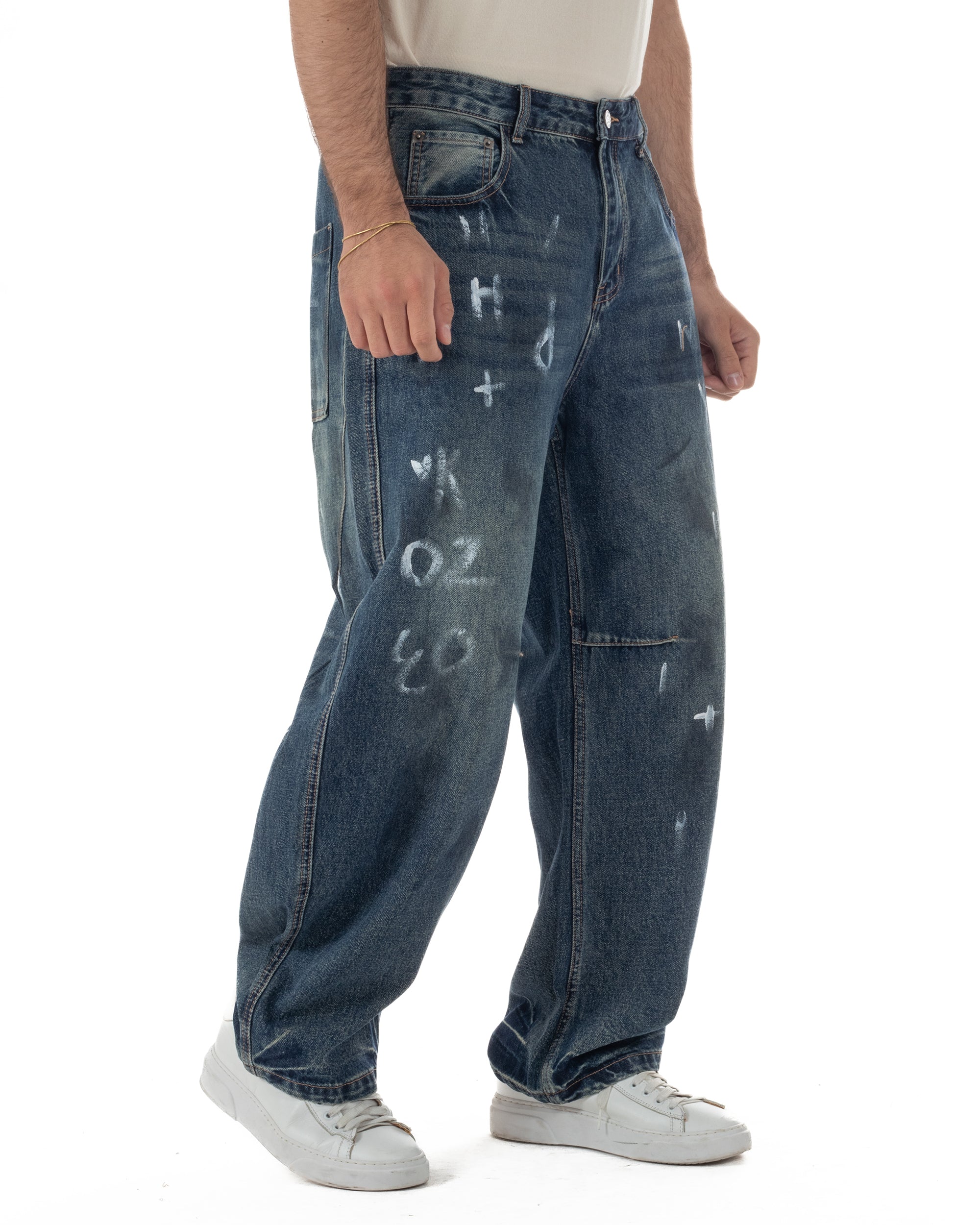 Vista laterale jeans uomo baggy denim blu lavato scritte graffiti street