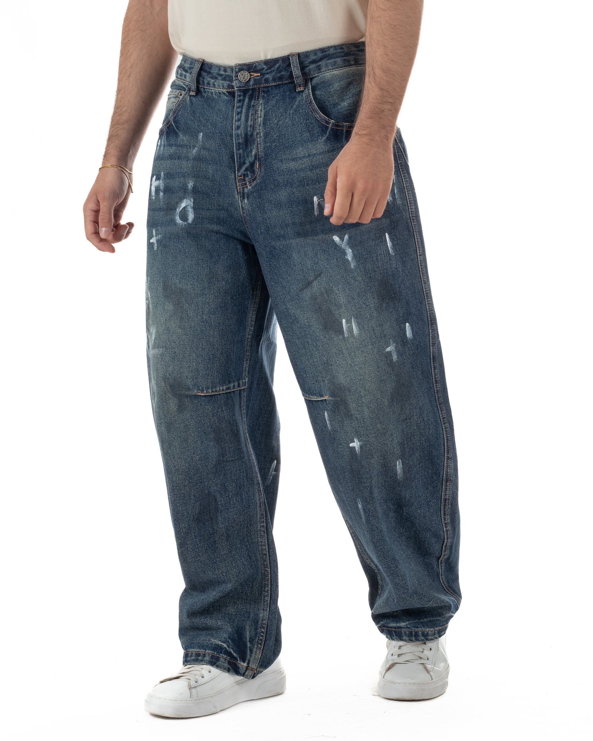 Vista frontale jeans baggy blu graffiti vernice bianca extra wide streetwear