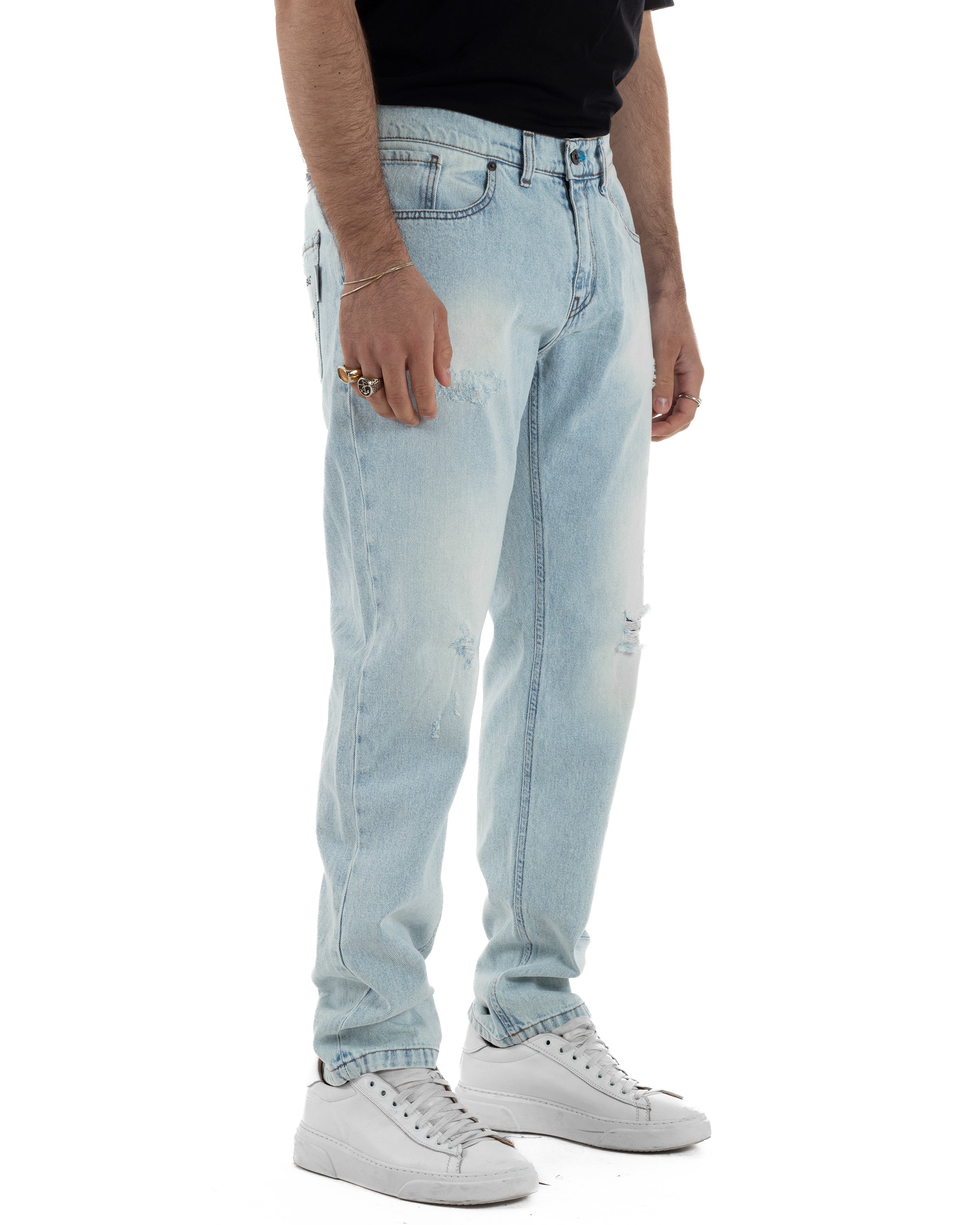 Dettaglio chiusura bottone e zip nascosta jeans denim chiaro regular uomo