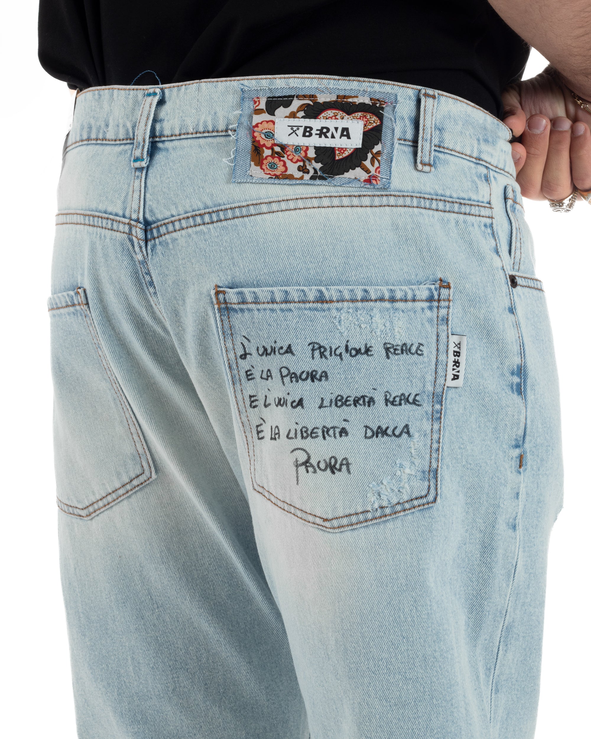 Dettaglio tasca posteriore stampata scritta poetica bandierina logo Berna jeans