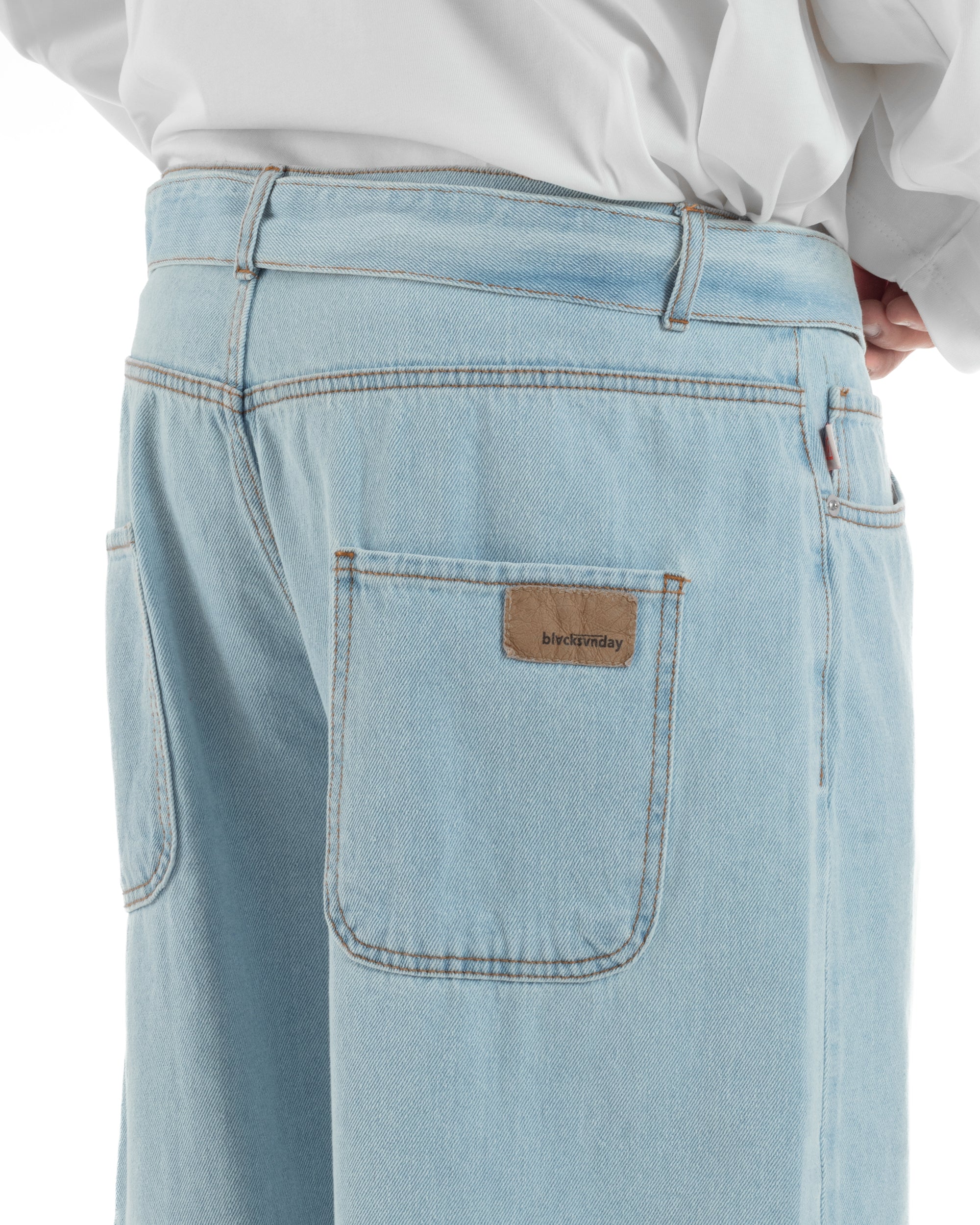 Dettaglio tasche toppa retro patch logo pelle jeans barrel fit denim chiaro uomo