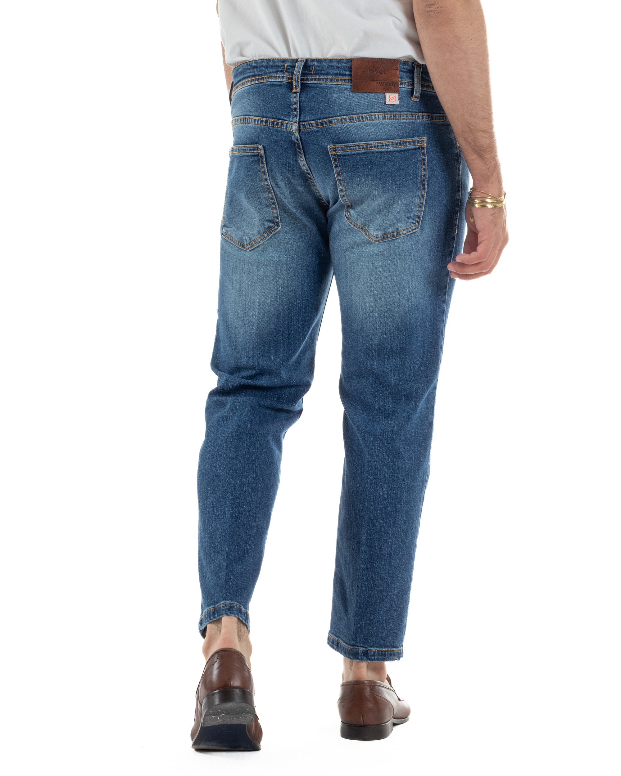 Vista posteriore jeans uomo blu slim fit tasche toppa cucitura decorativa contrasto
