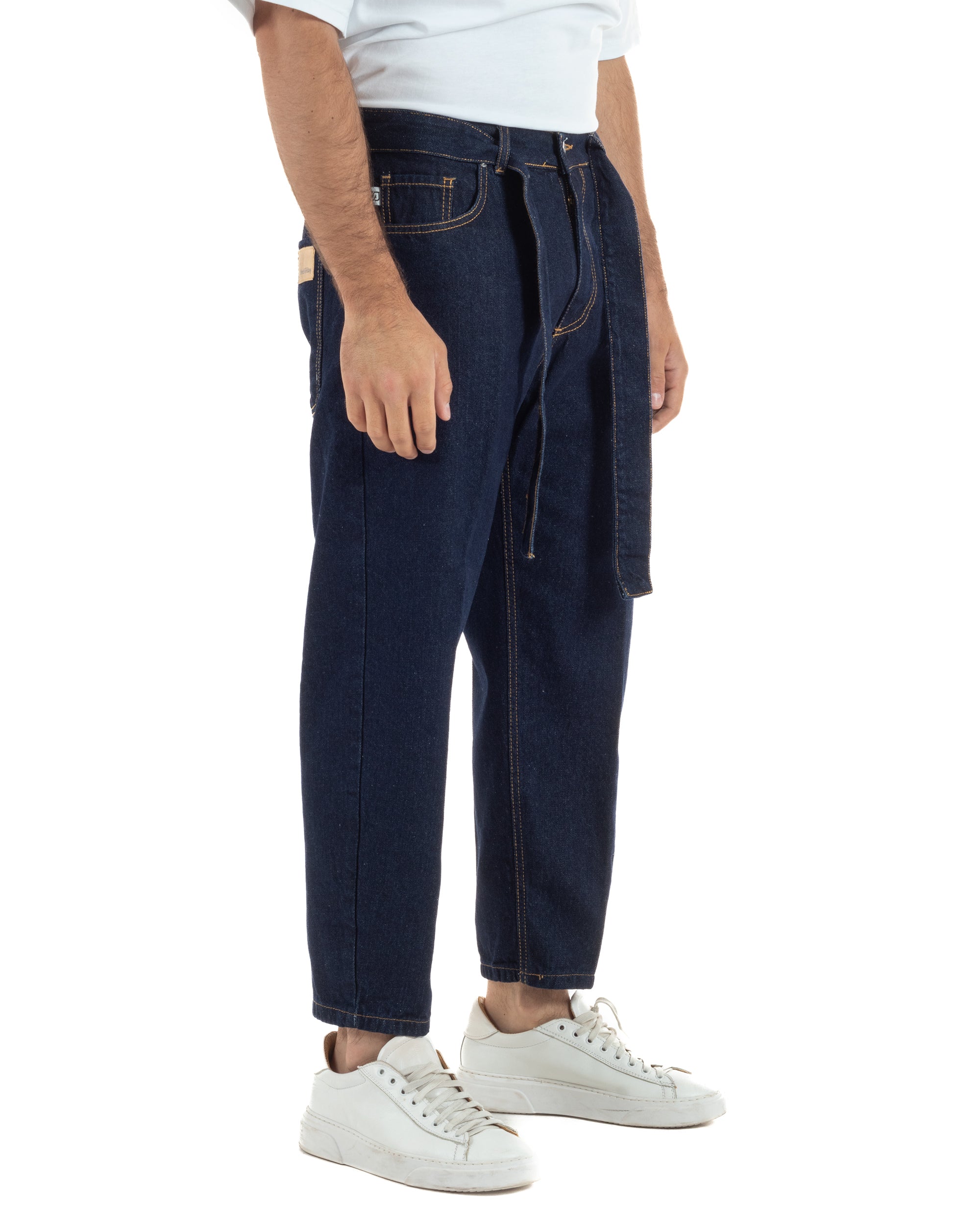 Vista laterale jeans uomo denim scuro carrot fit loose silhouette affusolata cuciture contrasto
