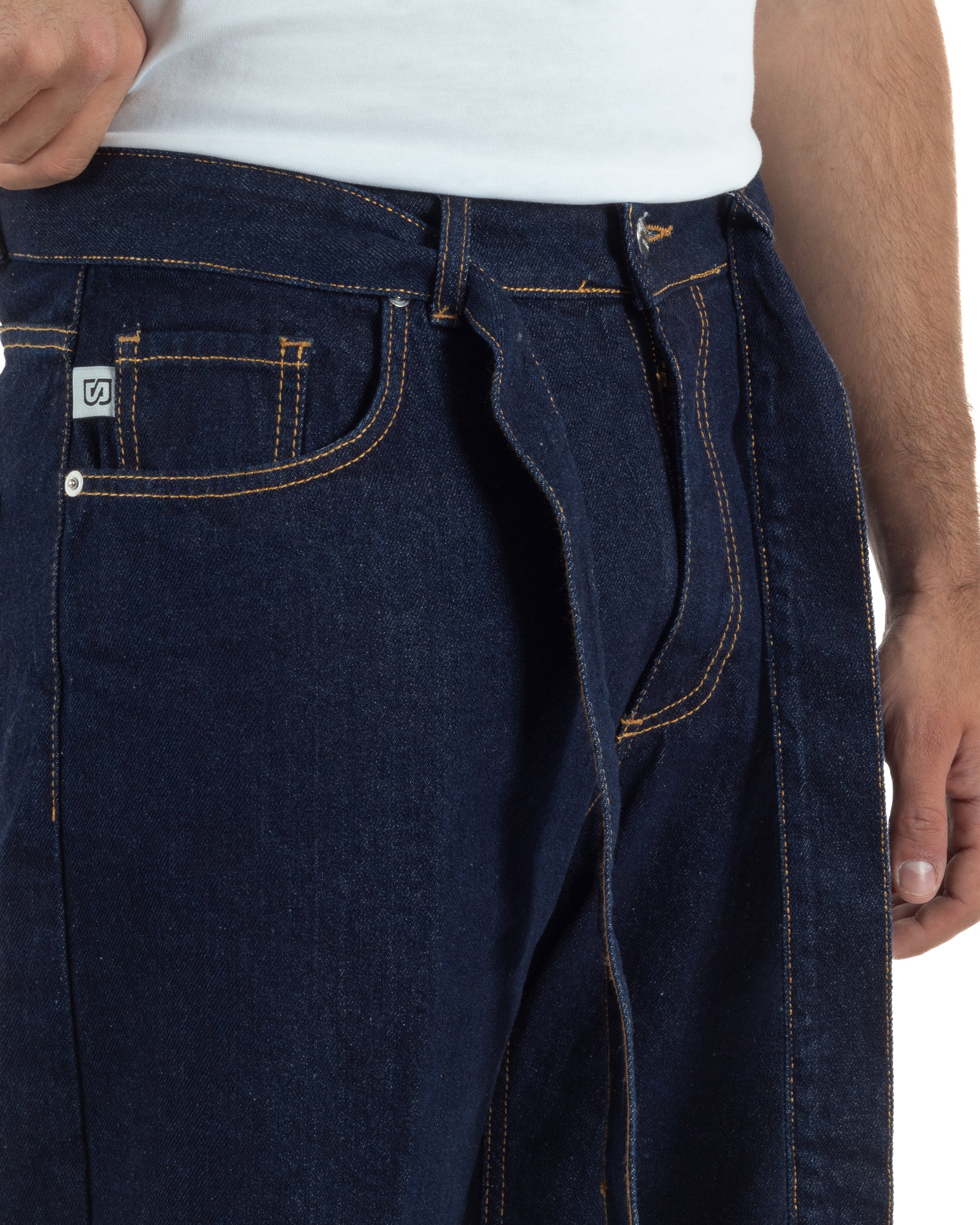 Dettaglio cintura removibile denim scuro jeans uomo carrot fit cinque tasche Black Sunday
