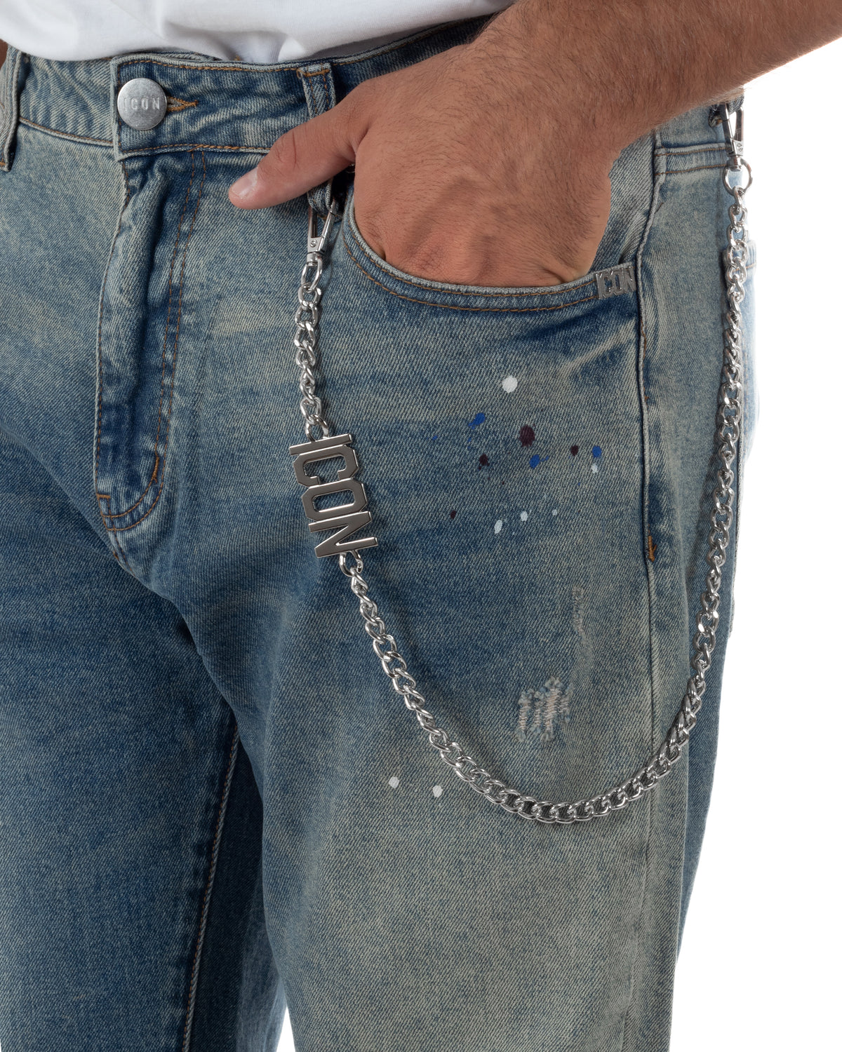 Dettaglio delle catene decorative sui jeans uomo ICON in denim sabbiato effetto washed paint