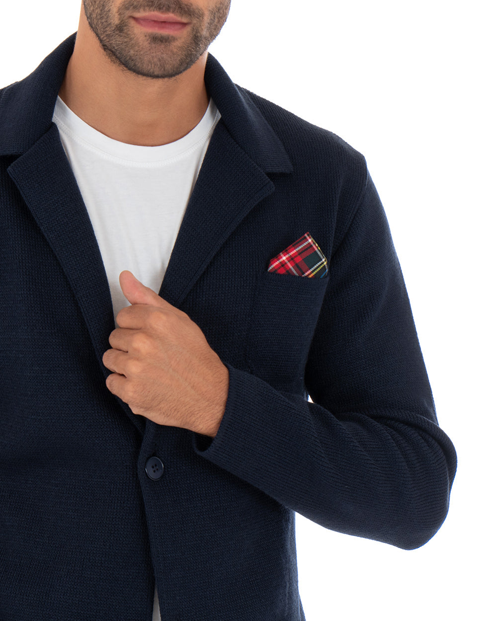 Dettaglio collo e abbottonatura cardigan blu maglia uomo