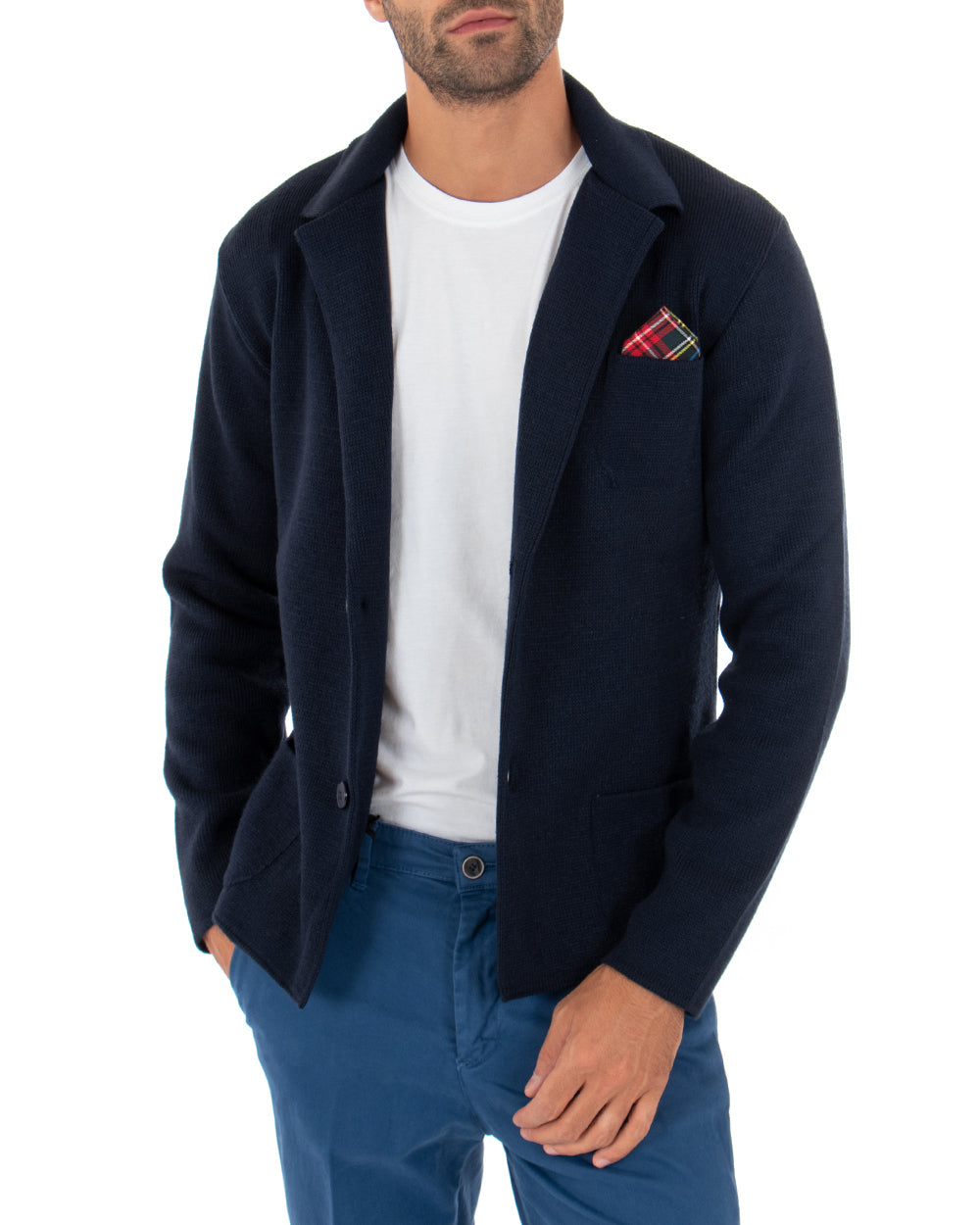 Cardigan blu uomo bottoni maglia casual sfondo bianco