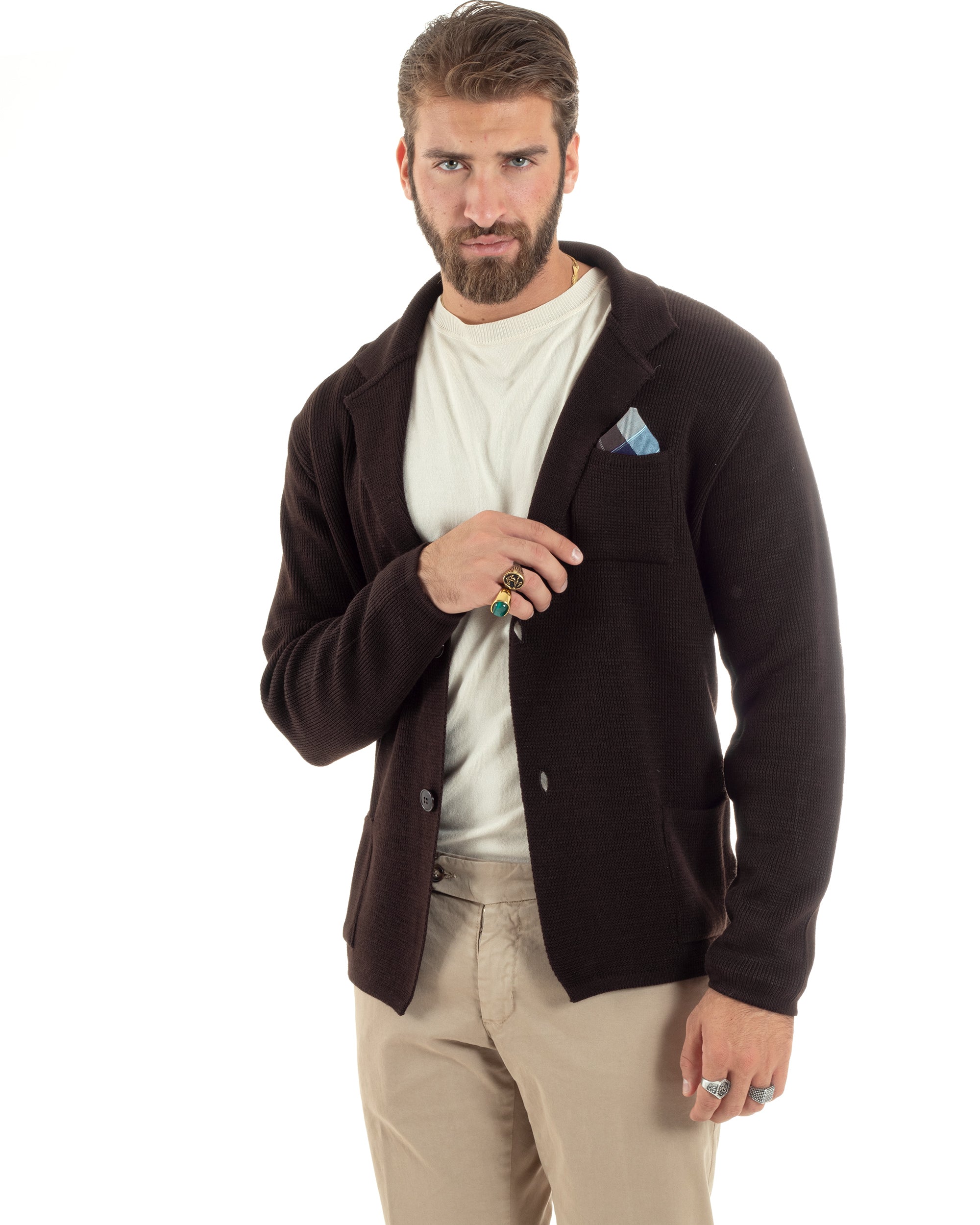 Vista laterale cardigan uomo marrone maglia bottoni casual
