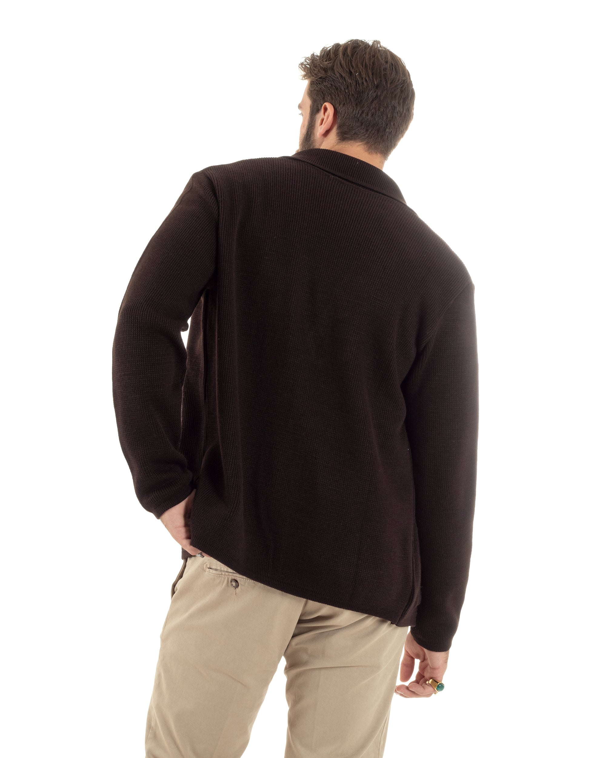 Dettaglio texture maglia cardigan marrone uomo made in italy