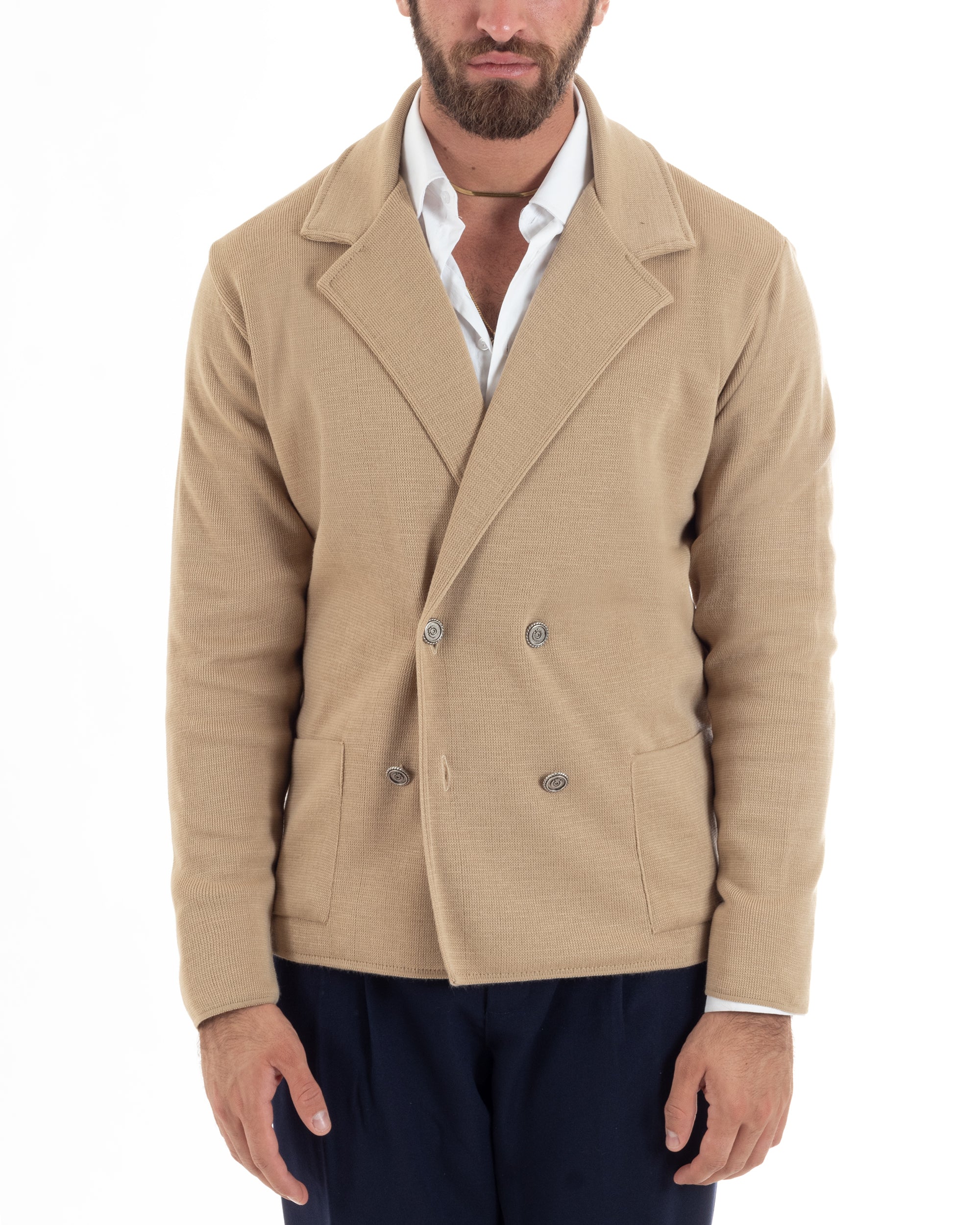 Vista frontale cardigan beige uomo doppiopetto bottoni metallo regular fit