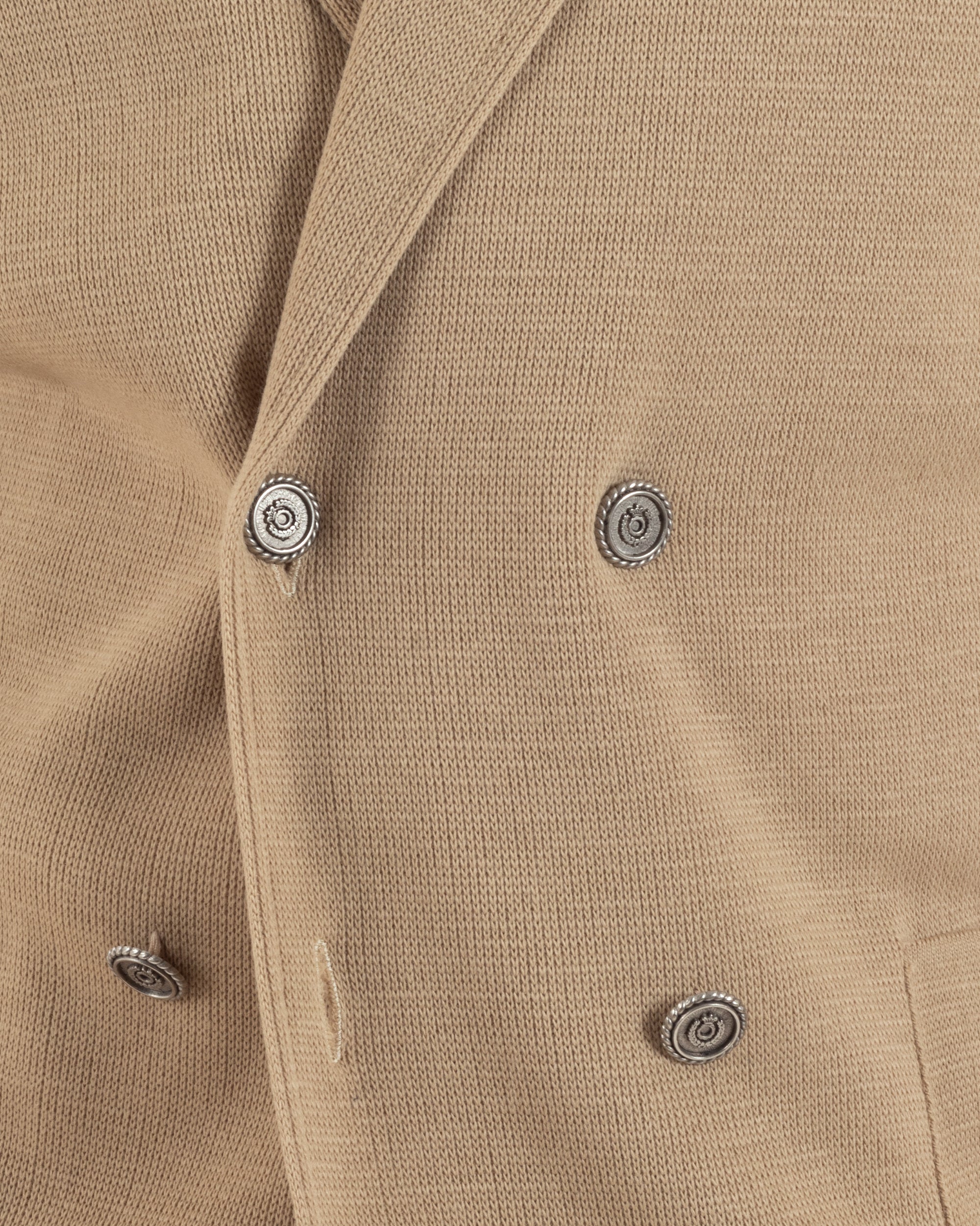 Dettaglio bottoni metallo cardigan beige uomo doppiopetto maglia links