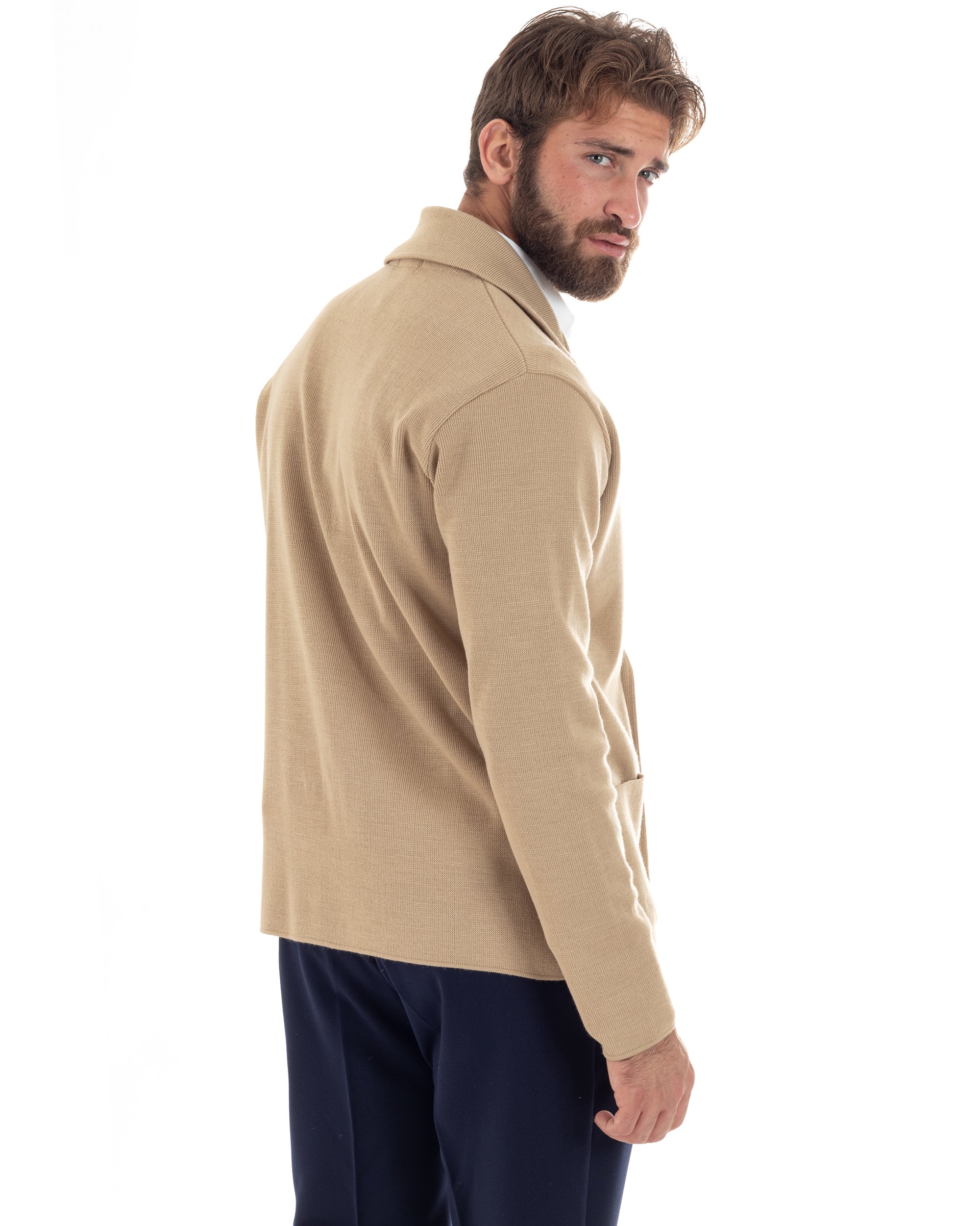 Vista laterale cardigan uomo beige doppiopetto maglia bottoni metallo