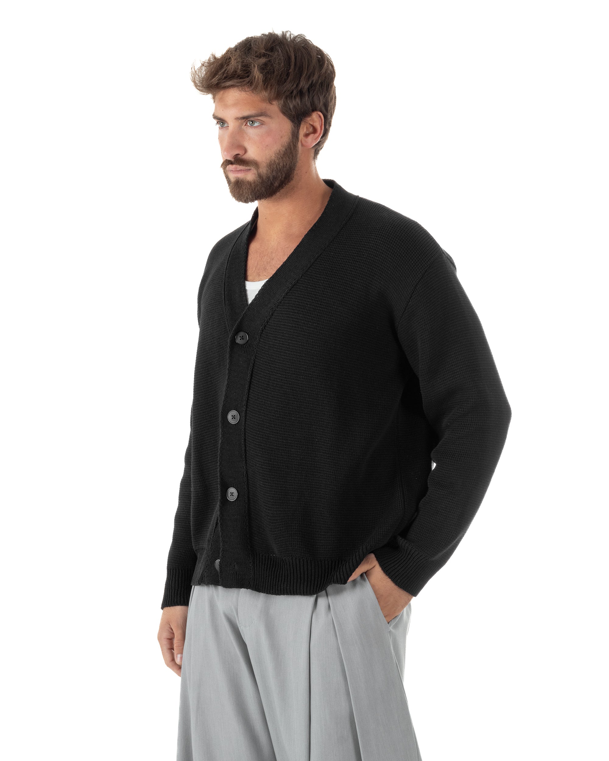Vista laterale cardigan uomo nero cropped boxy fit spalla scesa maglia