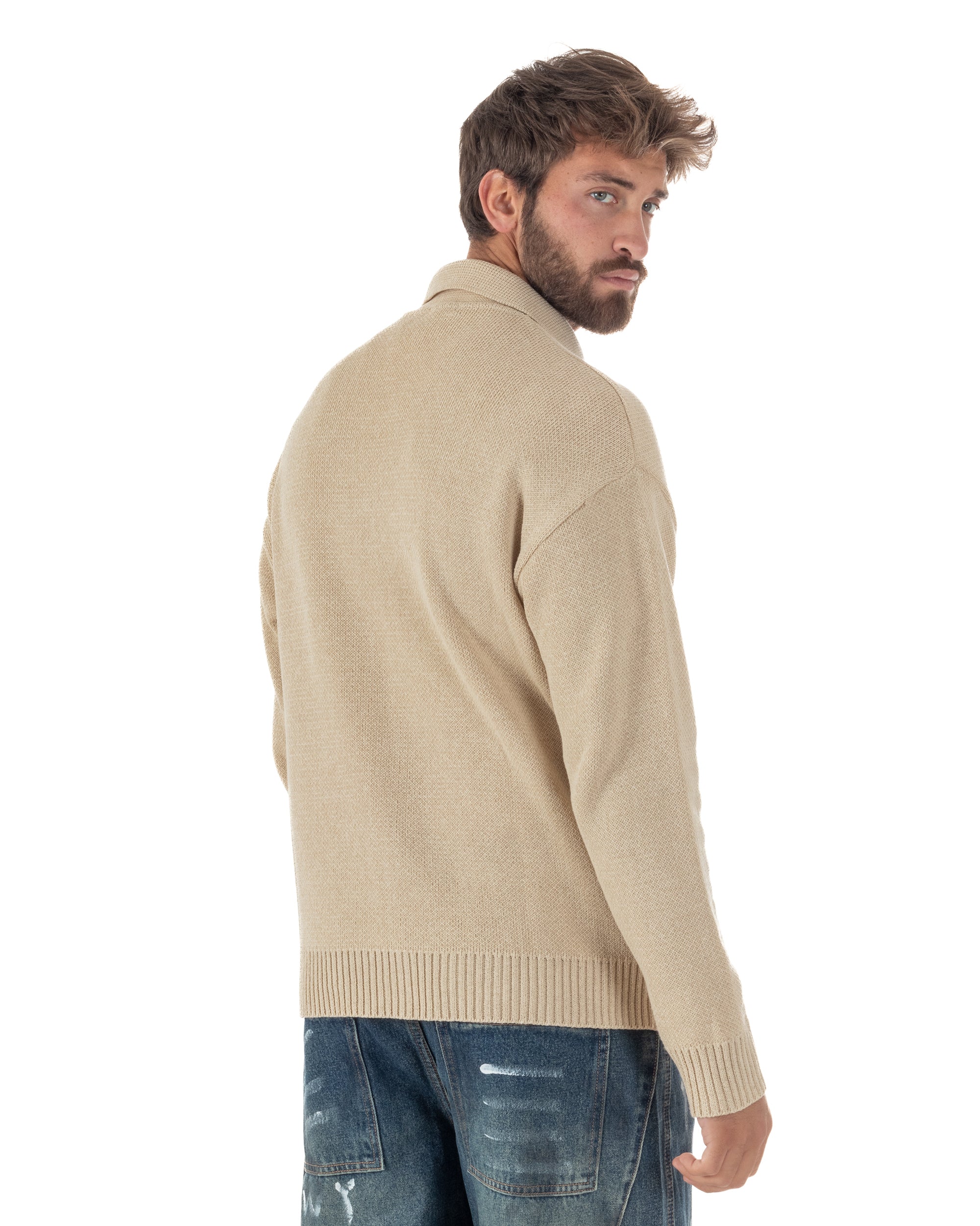 Vista posteriore cardigan uomo beige fit spalla scesa zip