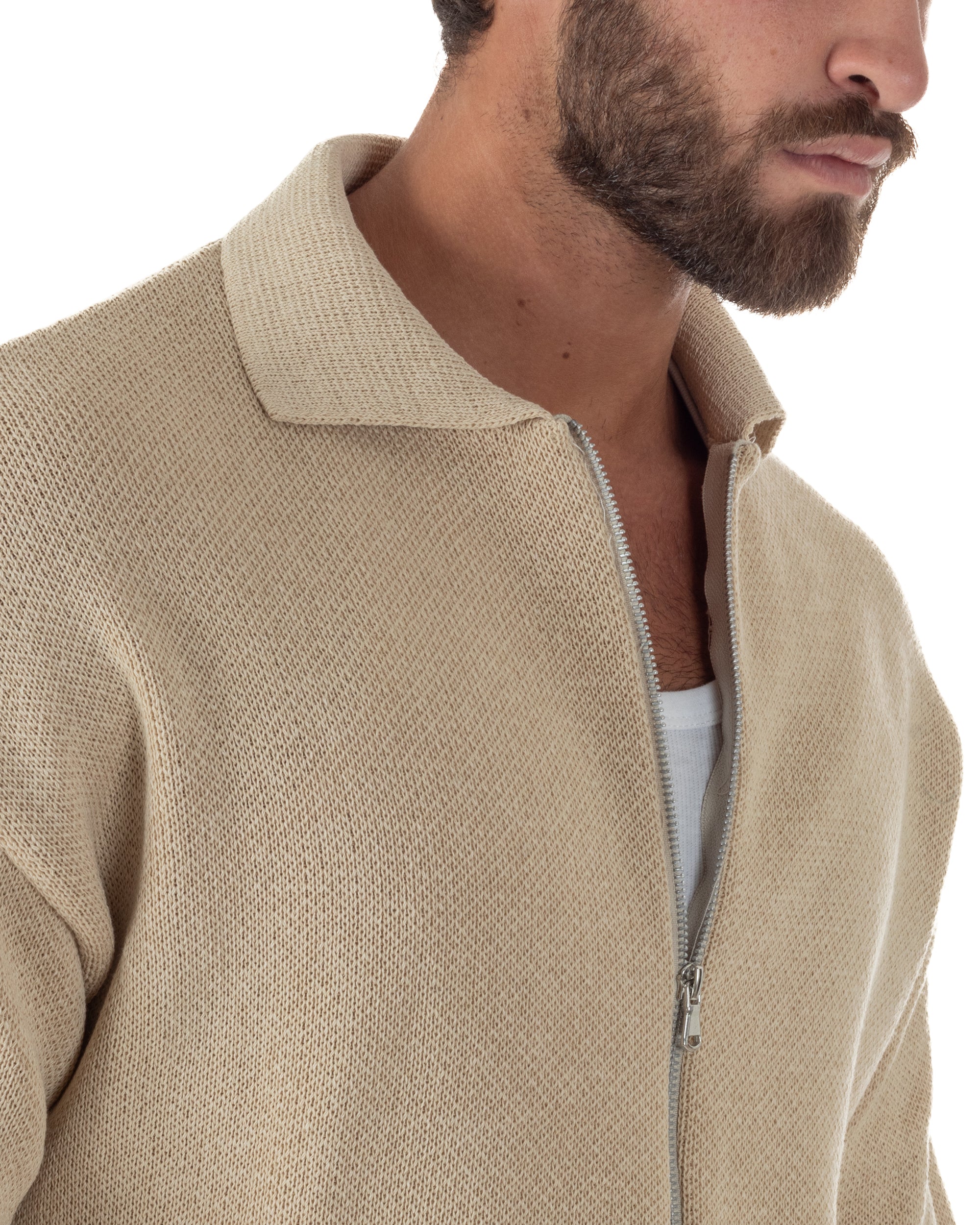 Dettaglio colletto e zip cardigan beige maglia filo uomo