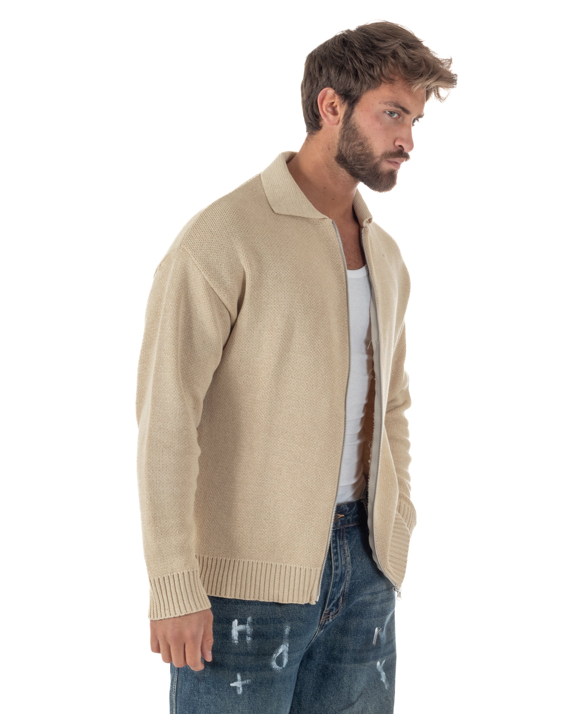 Vista laterale cardigan uomo beige colletto zip maglia