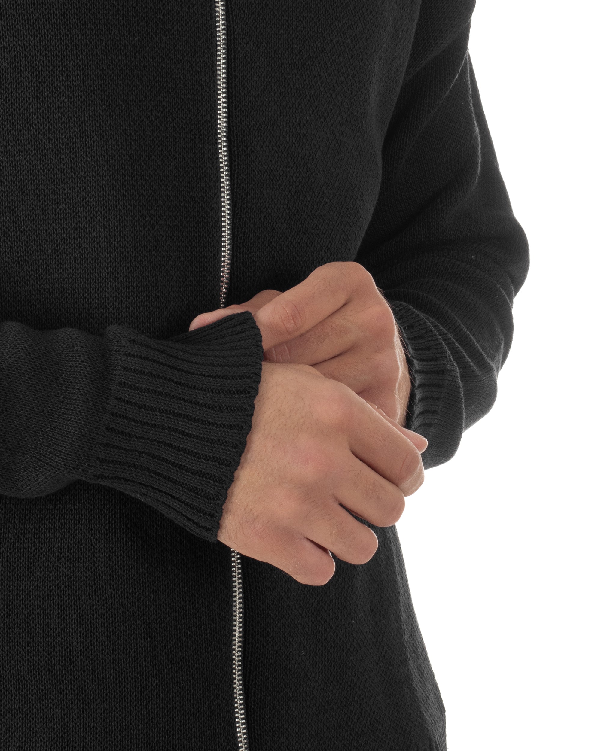Dettaglio texture maglia filo cardigan nero 50% cotone