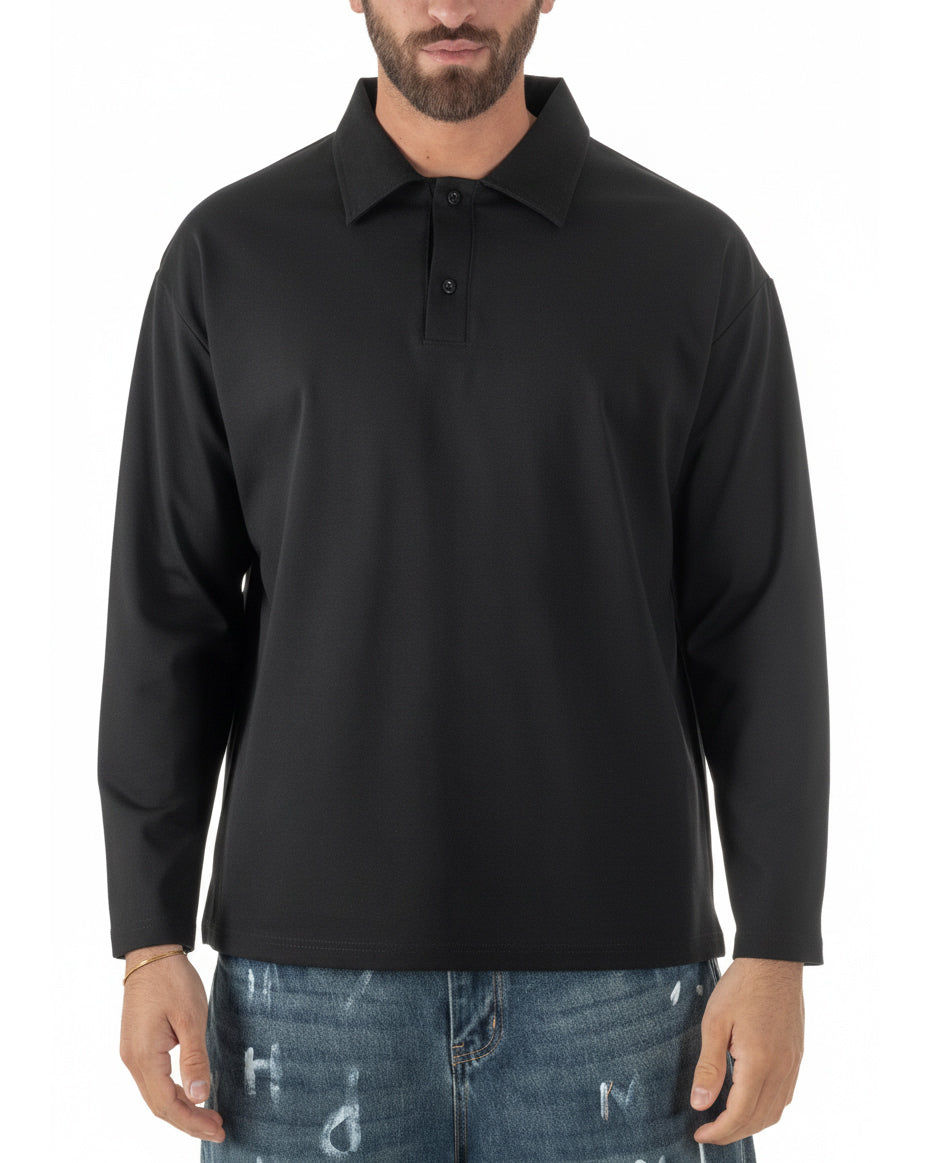 Vista frontale polo nero oversize manica lunga colletto 2 bottoni uomo