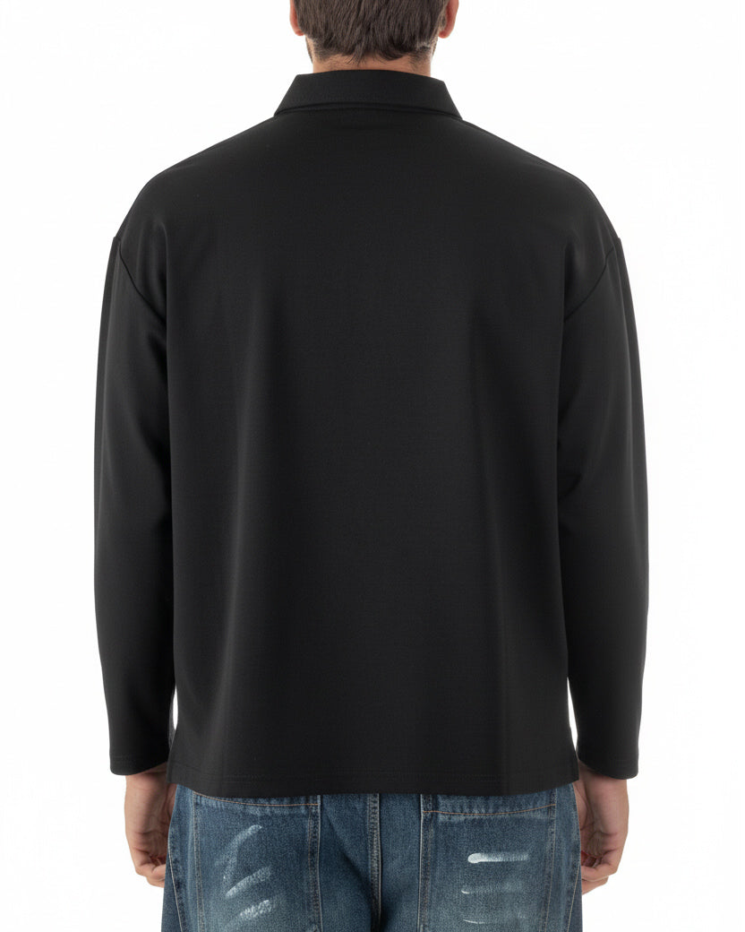 Vista posteriore polo uomo nero oversize manica lunga spalle dropped