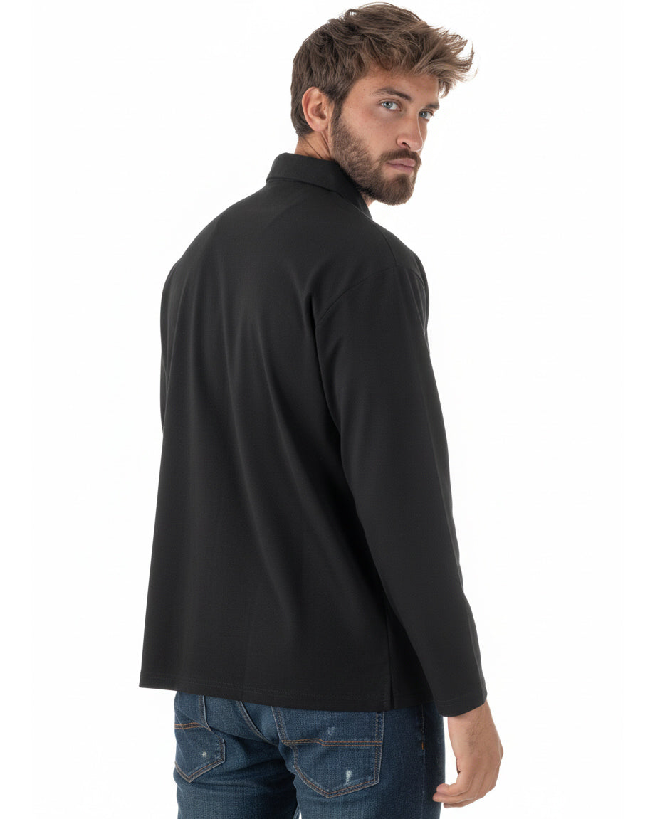 Dettaglio spacco laterale fondo polo nero oversize manica lunga uomo