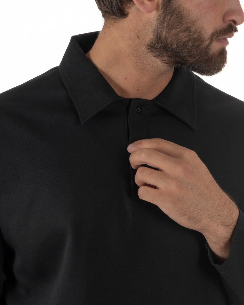 Dettaglio colletto classico placchetta 2 bottoni polo nero oversize uomo