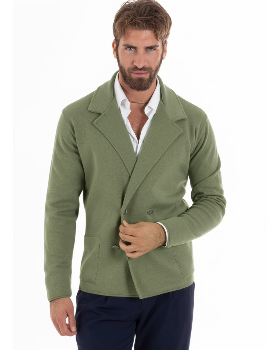 Dettaglio bottoni metallo e tasche toppa cardigan doppiopetto verde pesto uomo
