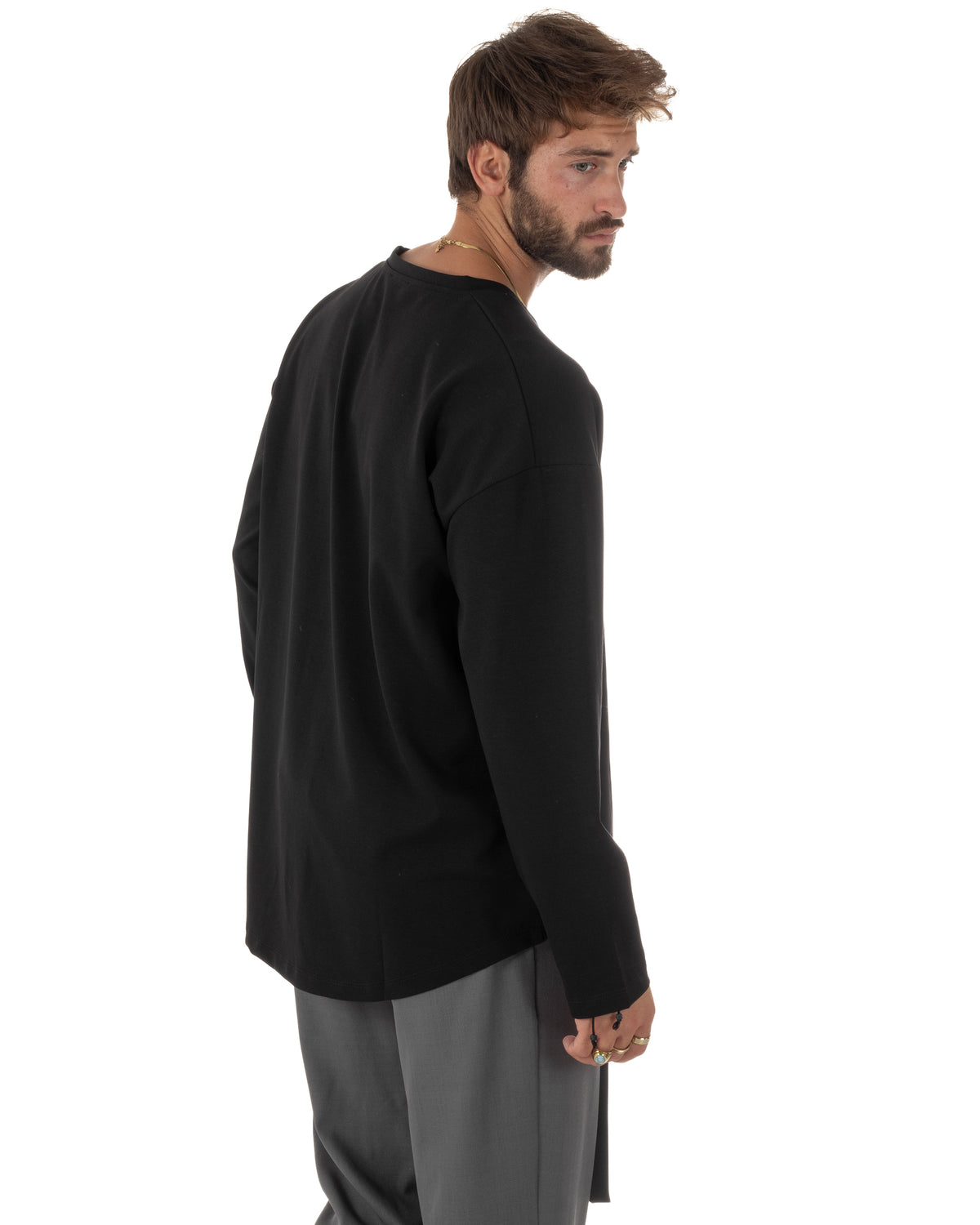 Longslive nera uomo oversize a girocollo, con volumi morbidi, spalle scese e maniche con fonfo ampio che definiscono una silhouette casual e moderna.