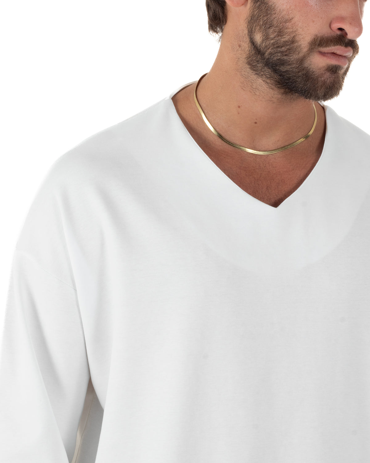 Dettaglio dello scollo a V sulla maglia bianca GIOSAL
