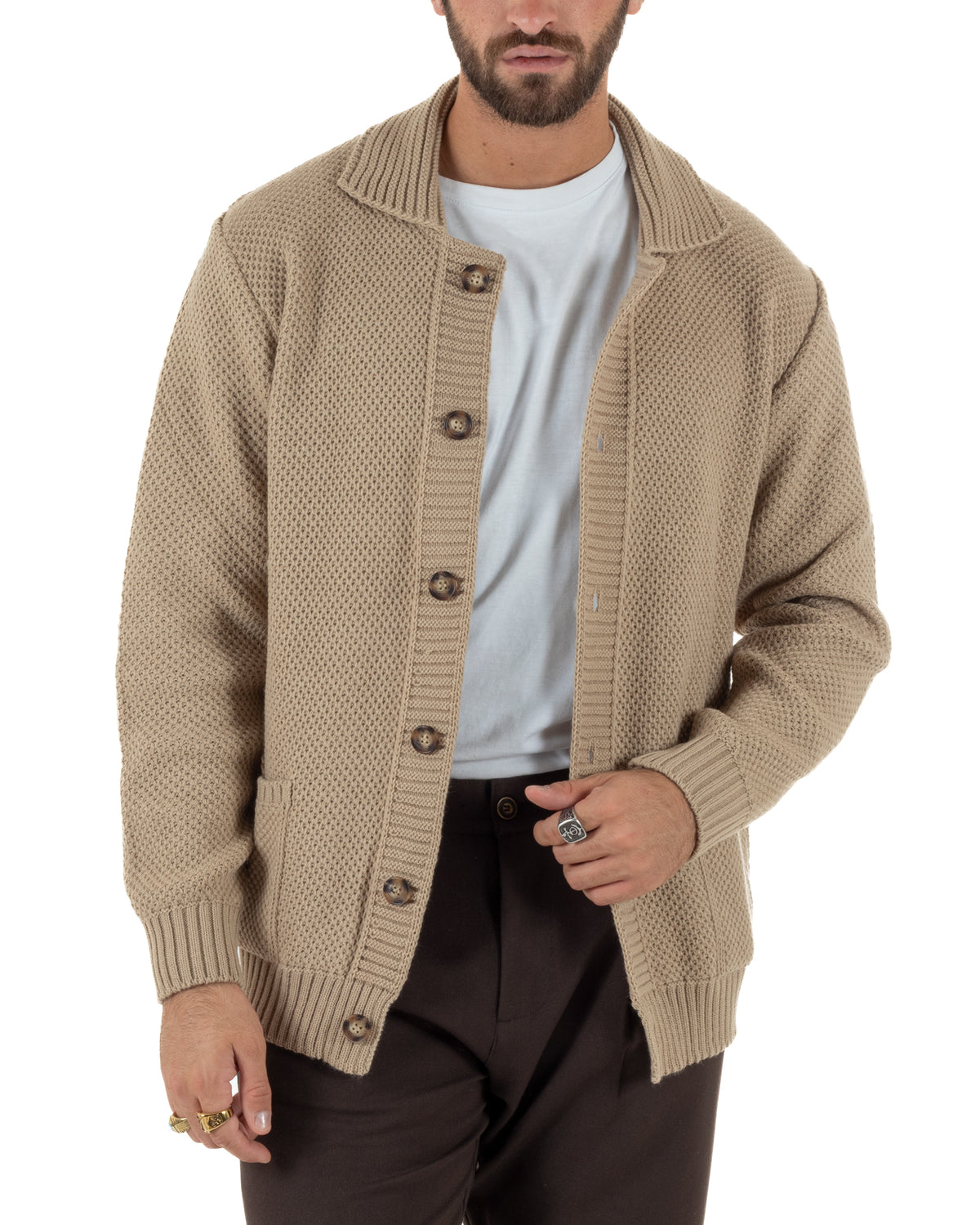 Maglia cardigan beige portata aperta su T-shirt bianca, con bordi a coste e vestibilità regolare.