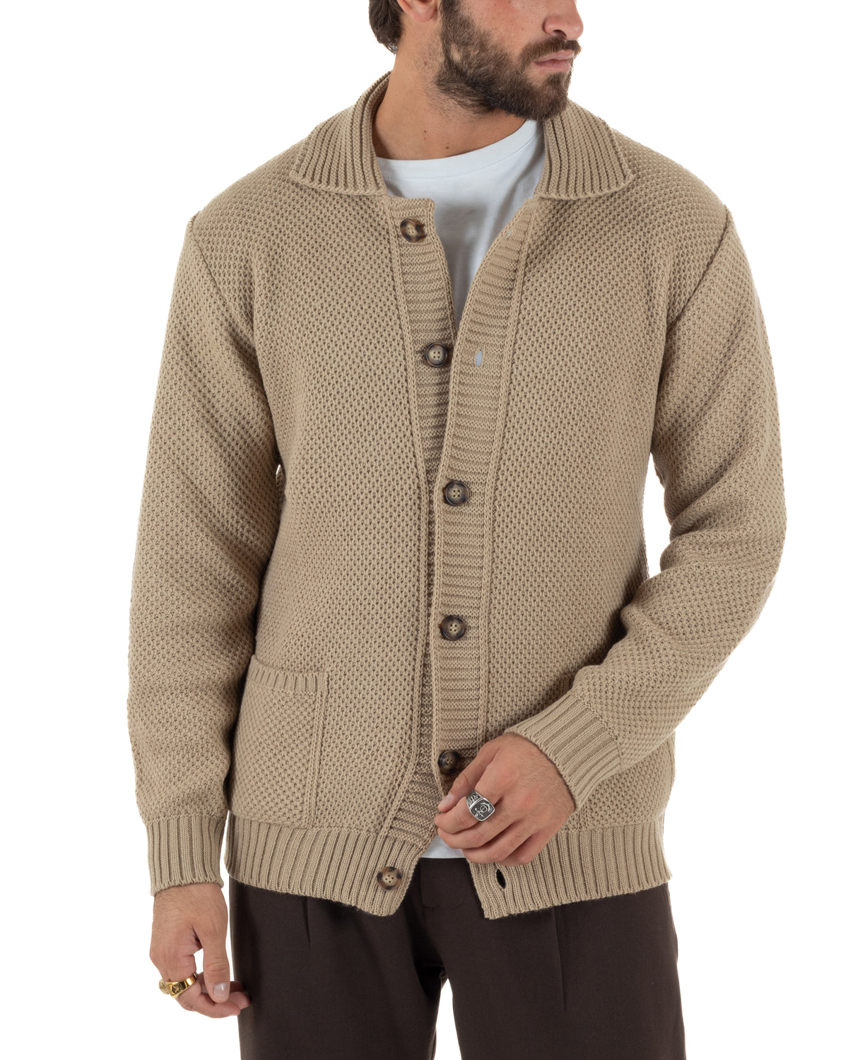 Cardigan uomo beige a nido d’ape con colletto polo, bottoni marroni e due tasche applicate sul davanti.