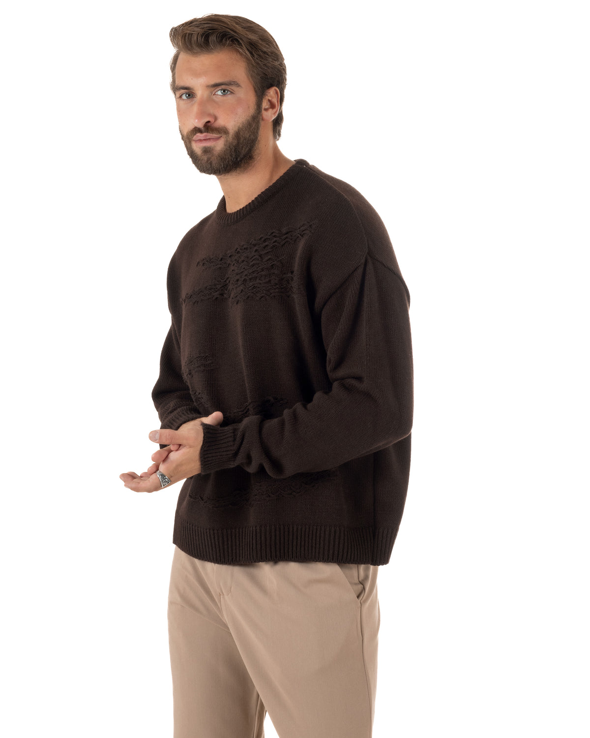 Maglioncino uomo girocollo boxy fit intrecci effetto sfilacciato marrone GIOSAL-M3156A
